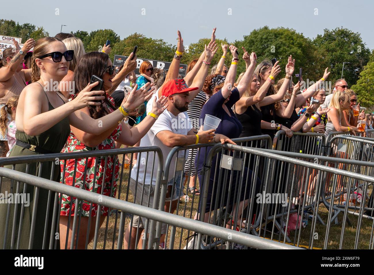 Essex, Großbritannien. August 2024. Publikum-Atmosphäre beim Festivaljubel. Das Big 90s vs 00s Festival, auf dem Waterside Farm Recreation Ground, Canvey Island. Die Band Let Loose und Luzahnn Taylor aka Livin Joy gingen auf die Bühne und ließen die Leute tanzen und mitjubeln. Let Loose Current Line-up sind die ursprünglichen Mitglieder Lee Murray und Rob Jeffrey und sie werden von dem Leadsänger einer weiteren beliebten 90er-Band Bad Boys Inc. Matthew James Pateman begleitet. (Foto: Bonnie Britain/SOPA Images/SIPA USA) Credit: SIPA USA/Alamy Live News Stockfoto Essex, Großbritannien. August 2024. Publikum-Atmosphäre beim Festivaljubel. Das Big 90s vs 00s Festival, auf dem Waterside Farm Recreation Ground, Canvey Island. Die Band Let Loose und Luzahnn Taylor aka Livin Joy gingen auf die Bühne und ließen die Leute tanzen und mitjubeln. Let Loose Current Line-up sind die ursprünglichen Mitglieder Lee Murray und Rob Jeffrey und sie werden von dem Leadsänger einer weiteren beliebten 90er-Band Bad Boys Inc. Matthew James Pateman begleitet. (Foto: Bonnie Britain/SOPA Images/SIPA USA) Credit: SIPA USA/Alamy Live News Stockfoto