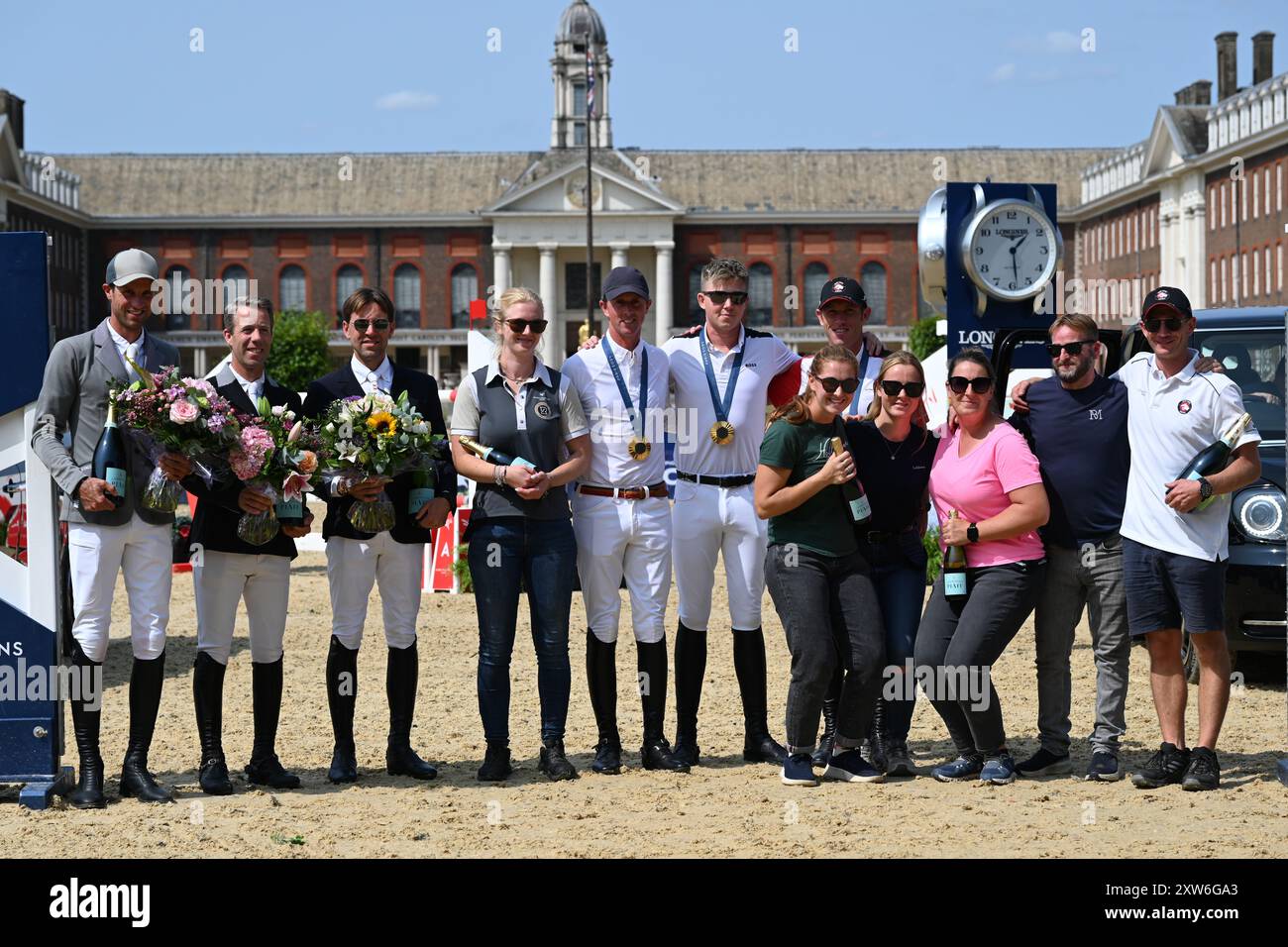 LONDON, GROSSBRITANNIEN. August 2024. Der Olympiasieger 2024 in Paris wird vom Gründer und Präsidenten der LGCT Jan Tops in London, Großbritannien, geschenkt. (Quelle: Siehe Li/Picture Capital/Alamy Live News Stockfoto