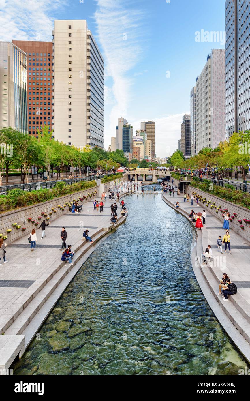 Wunderbarer Blick auf den Cheonggye Stream in der Innenstadt von Seoul Stockfoto