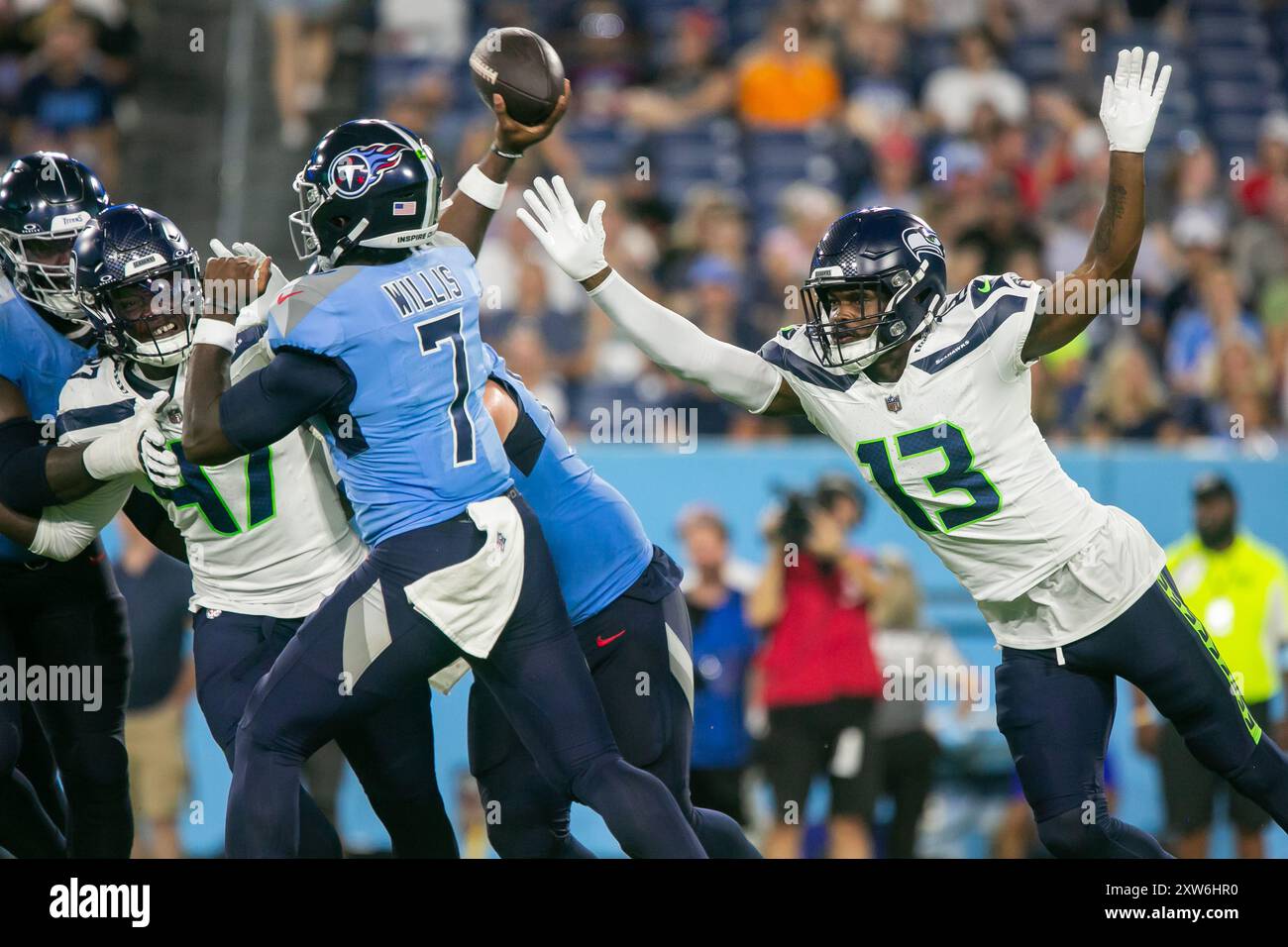 Nashville, USA. August 2024. Seattle Seahawks Safety Marquise Blair holt sich den Ball, als der Tennessee Titans Quarterback Malik Willis (7) einen Pass wirft. Die Seattle Seahawks spielen am 17. August 2024 im Nissan Stadium in Nashville, Tennessee, gegen die Tennessee Titans. (Foto: Kindell Buchanan/SIPA USA) Credit: SIPA USA/Alamy Live News Stockfoto