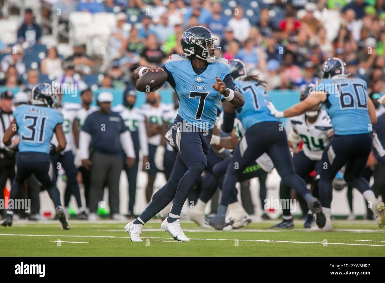 Nashville, USA. August 2024. Tennessee Titans Quarterback Malik Willis (7) wirft einen Pass. Die Seattle Seahawks spielen am 17. August 2024 im Nissan Stadium in Nashville, Tennessee, gegen die Tennessee Titans. (Foto: Kindell Buchanan/SIPA USA) Credit: SIPA USA/Alamy Live News Stockfoto