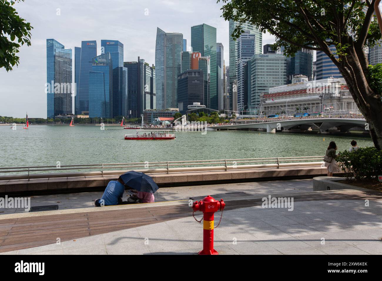 Touristen auf den Straßen genießen die Stadtbesichtigung und genießen den atemberaubenden Blick auf die moderne Skyline der Stadt. Singapur Stockfoto