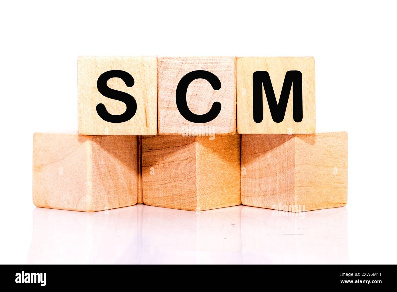 SCM-Abkürzung für Supply Chain Management. SCM auf Holzwürfeln auf weißem Hintergrund. Stockfoto