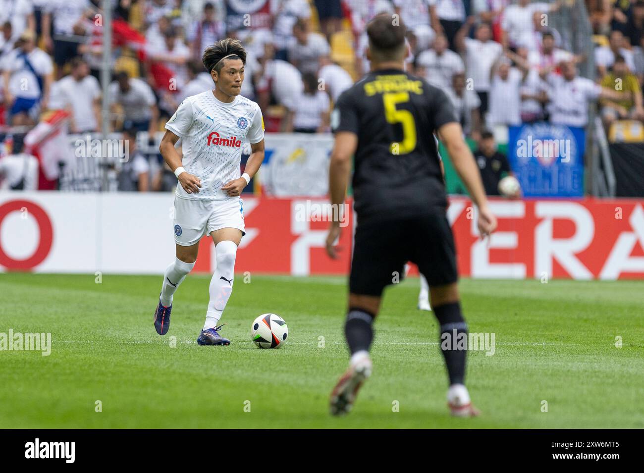 Aachen, Deutschland. August 2024. Shuto Machino (Holstein Kiel, #18). Aachen, Fußball DFB-Pokal/1. Runde, Runde 1, Alemannia Aachen - Holstein Kiel, 17.08.2024, Tivoli, Aachen. #DFB-Vorschriften verbieten die Verwendung von Fotos als Bildsequenzen und/oder Quasi-Video # Credit: dpa/Alamy Live News Stockfoto