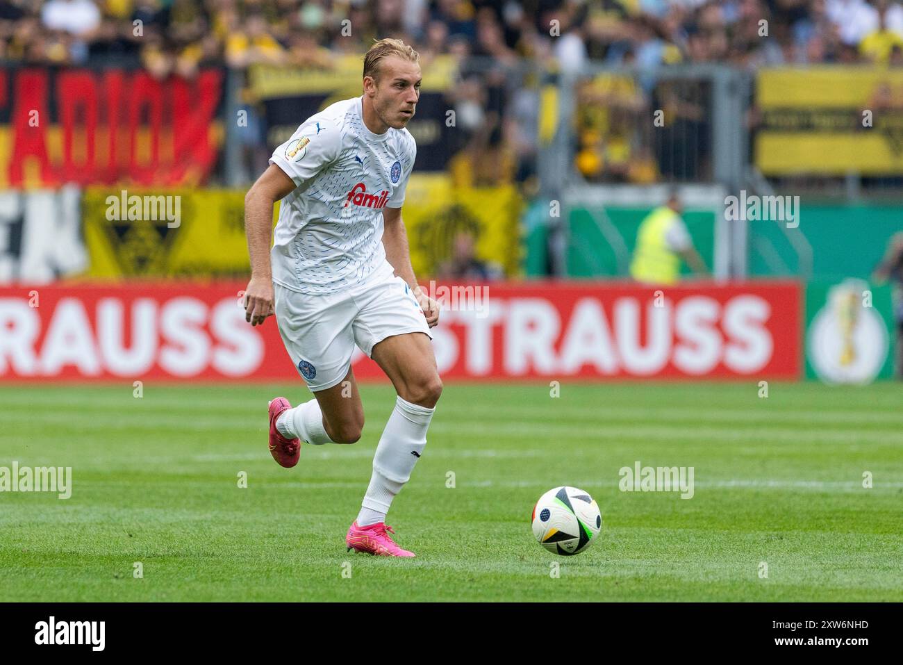 Aachen, Deutschland. August 2024. Timo Becker (Holstein Kiel, #17). Aachen, Fußball DFB Cup/1. Runde, Runde 1, Alemannia Aachen - Holstein Kiel, 17. August 2024, Tivoli, Aachen. #DFB-Vorschriften verbieten die Verwendung von Fotos als Bildsequenzen und/oder Quasi-Video # Credit: dpa/Alamy Live News Stockfoto