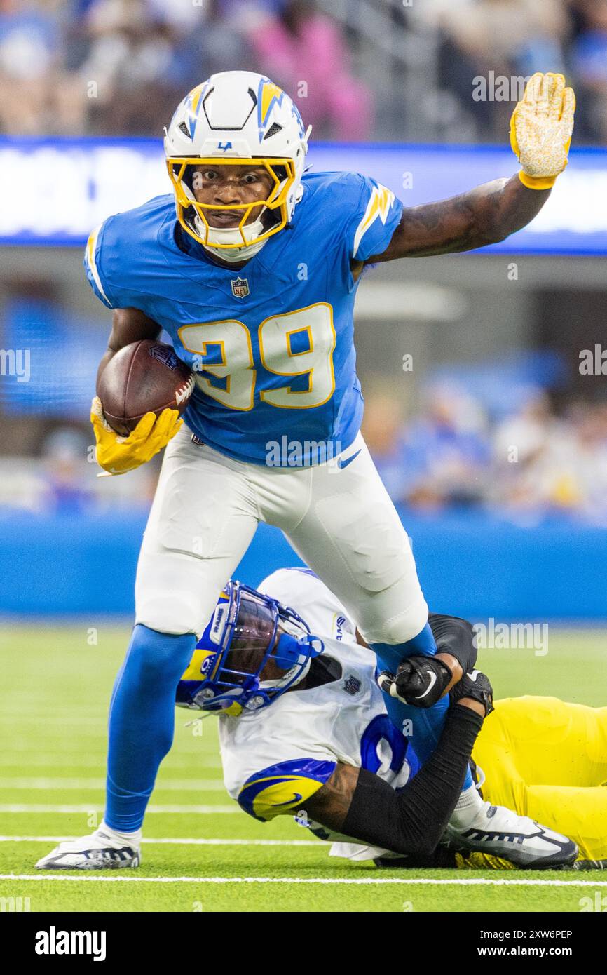 Los Angeles, Usa. August 2024. Jaylen Johnson (OBEN) wird von den Los Angeles Chargers Defensivverteidiger Shaun Jolly (unten) während eines NFL-Fußballspiels im SoFi Stadium angegriffen. NFL 2024: Rams 13:9 Ladegeräte. (Foto: Ringo Chiu/SOPA Images/SIPA USA) Credit: SIPA USA/Alamy Live News Stockfoto