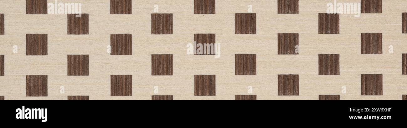 Beige und dunkelbraune quadratische Muster auf einer strukturierten Furnieroberfläche Stockfoto
