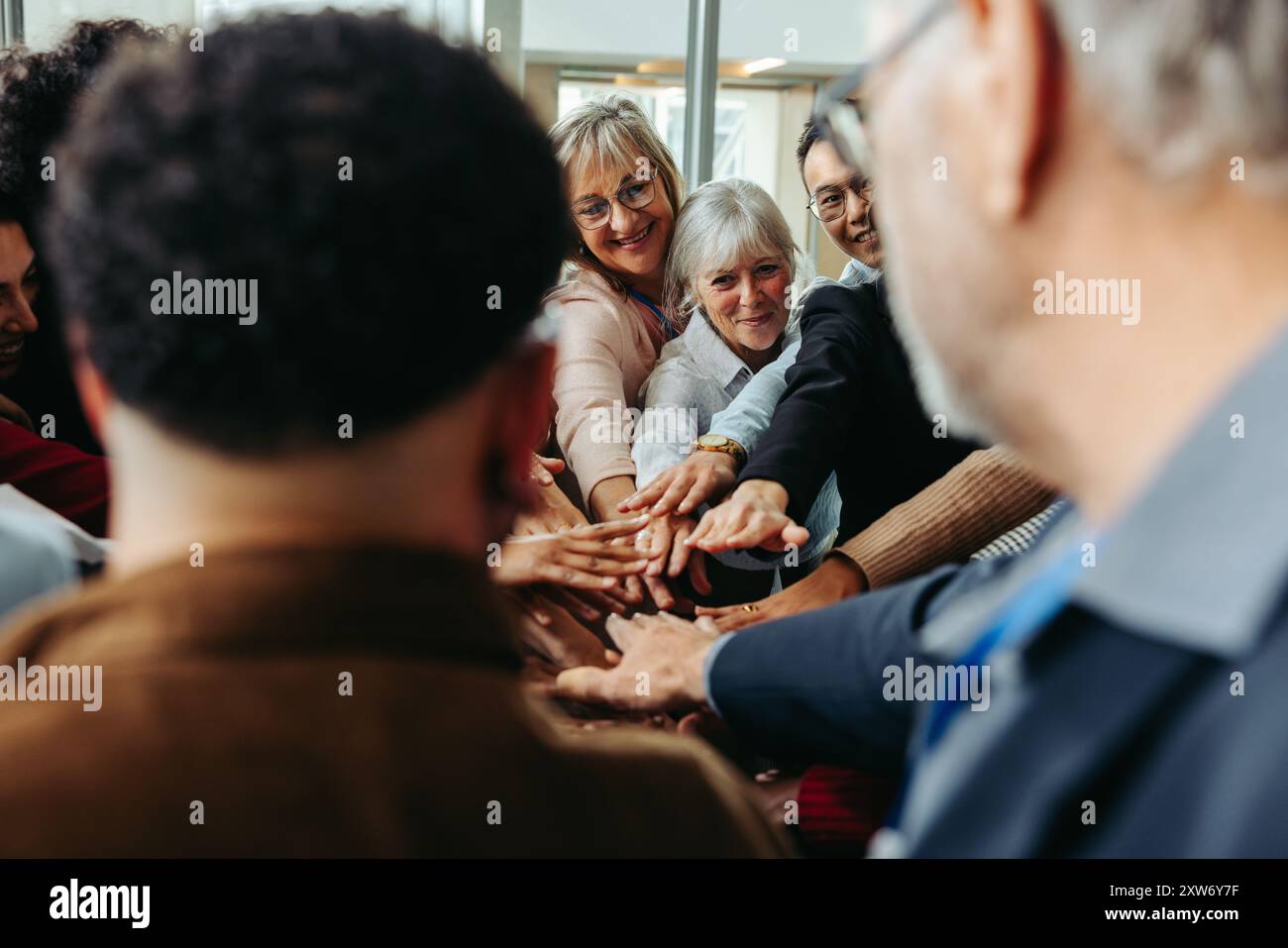 Reife Frauen und Kollegen in einem geschäftlichen Umfeld demonstrieren Teamarbeit, Zusammenarbeit und Einheit in einem professionellen Umfeld. Stockfoto