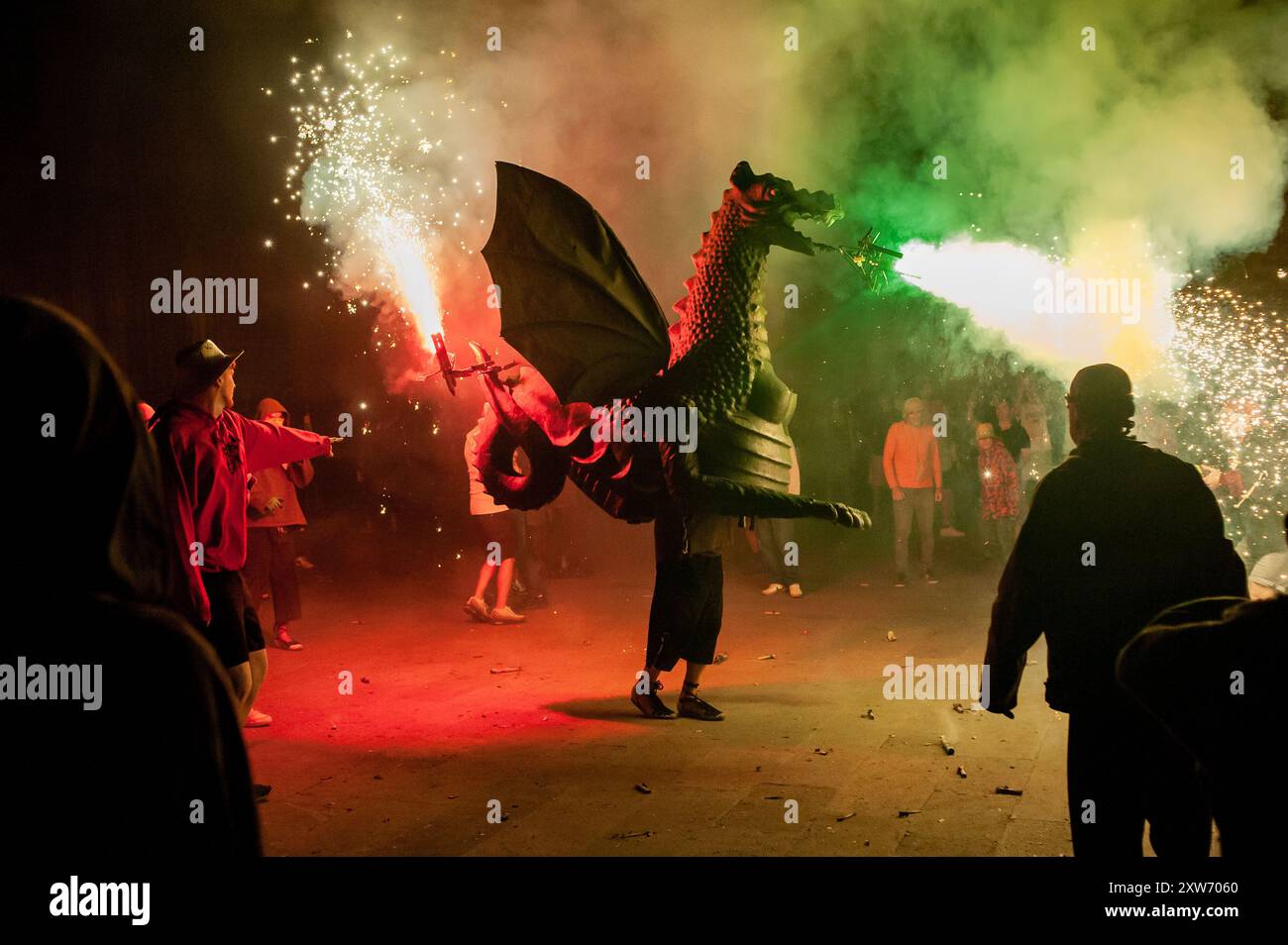 Barcelona, Spanien. August 2024. 17. August 2024, Barcelona, Spanien: Die höllische Bestie Vibria spuckt Feuer während des Korrefoc zum Sant Roc Festival in Barcelona. Correfocs, eine alte katalanische Tradition, bei der Menschen, die als Teufel gekleidet sind, Feuerwerkskörper und Fackeln in die Luft jagen, nehmen jeden August an den Feierlichkeiten für das Sant Roc Festival im gotischen Viertel von Barcelona Teil. Quelle: Jordi Boixareu/Alamy Live News Stockfoto