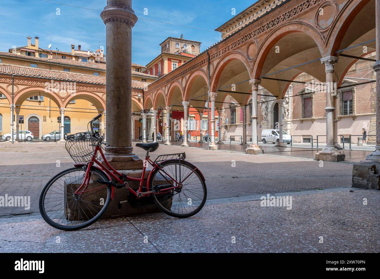 Ein Fahrrad lehnt sich an eine der Säulen, die die Fassade der Basilika Santa Maria dei Servi in Bologna, Italien schmücken Stockfoto
