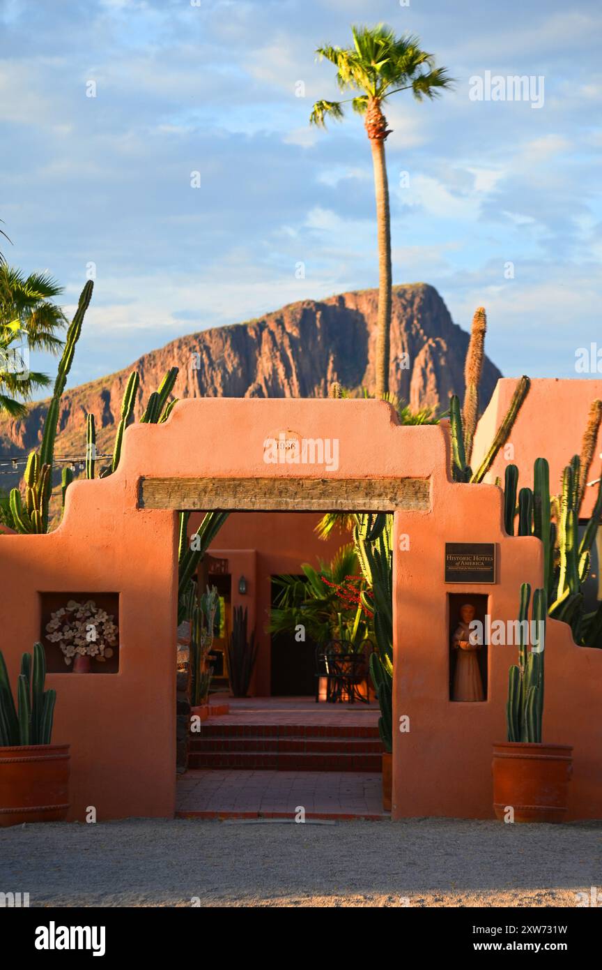 USA. ARIZONA. TUCSON. DIE WEISSE HENGSTRANCH BEGRÜSST GÄSTE, DIE FÜR EIN PAAR TAGE DAS COWBOYLEBEN LEBEN WOLLEN. Stockfoto