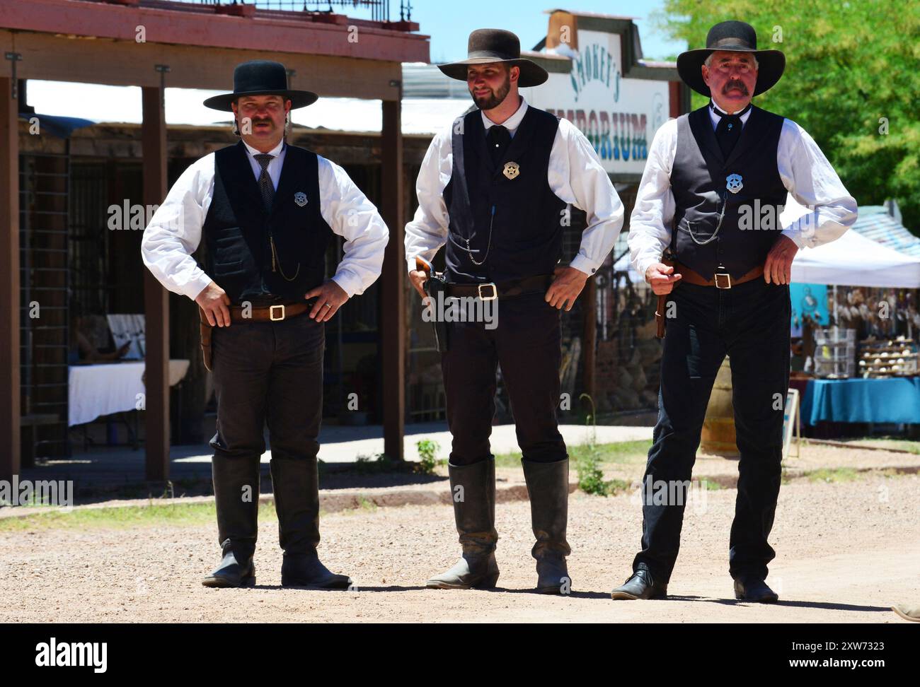 USA. ARIZONA. GRABSTEIN. SCHAUSPIELER, DIE DIE EARP BROTHERS IN DER NACHSTELLUNG DES OK CORRAL DUELLS SPIELEN Stockfoto