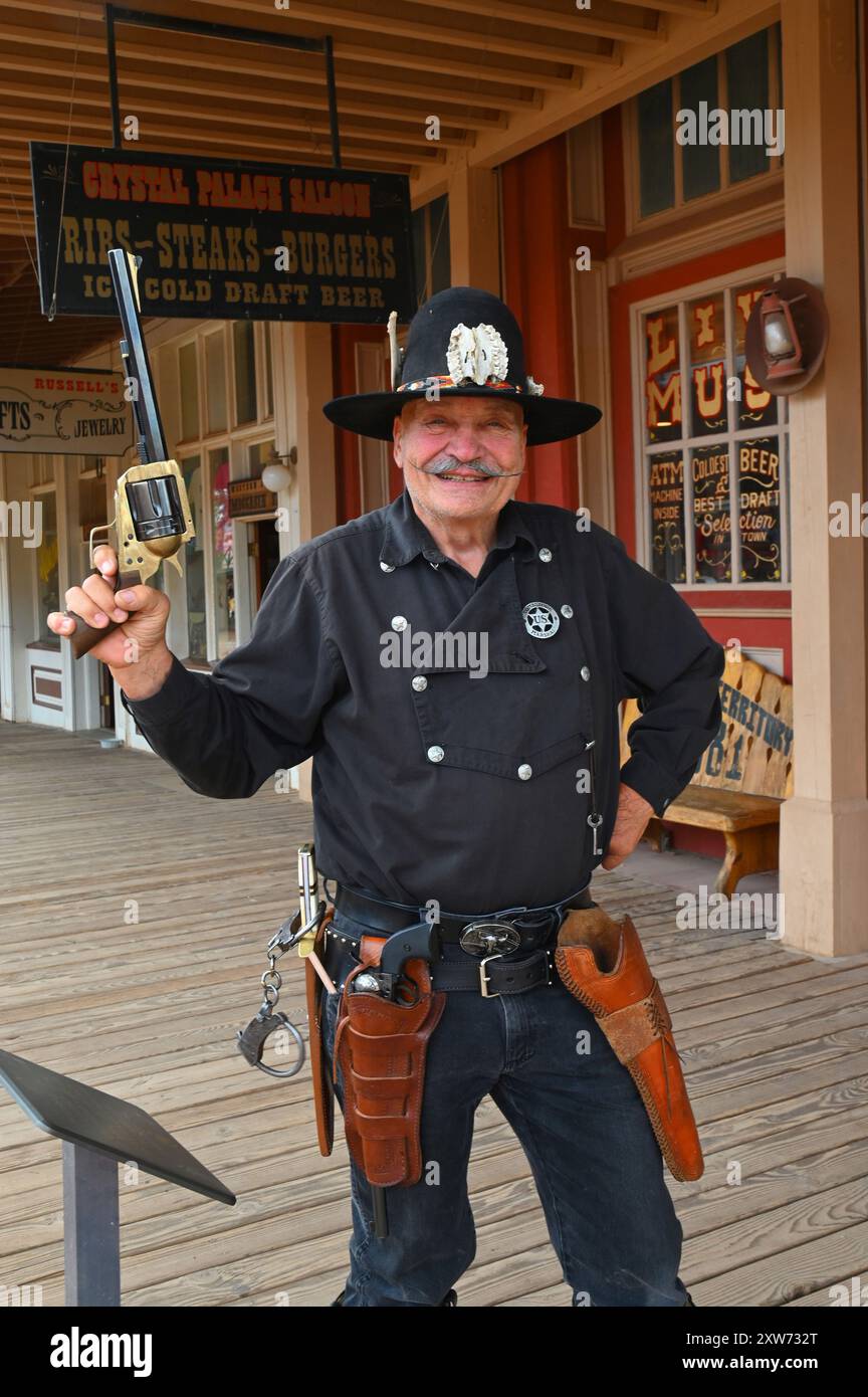 USA. ARIZONA. GRABSTEIN. SCHAUSPIELER, DER MARSHALL IN DEN STRASSEN DER STADT SPIELT. Stockfoto