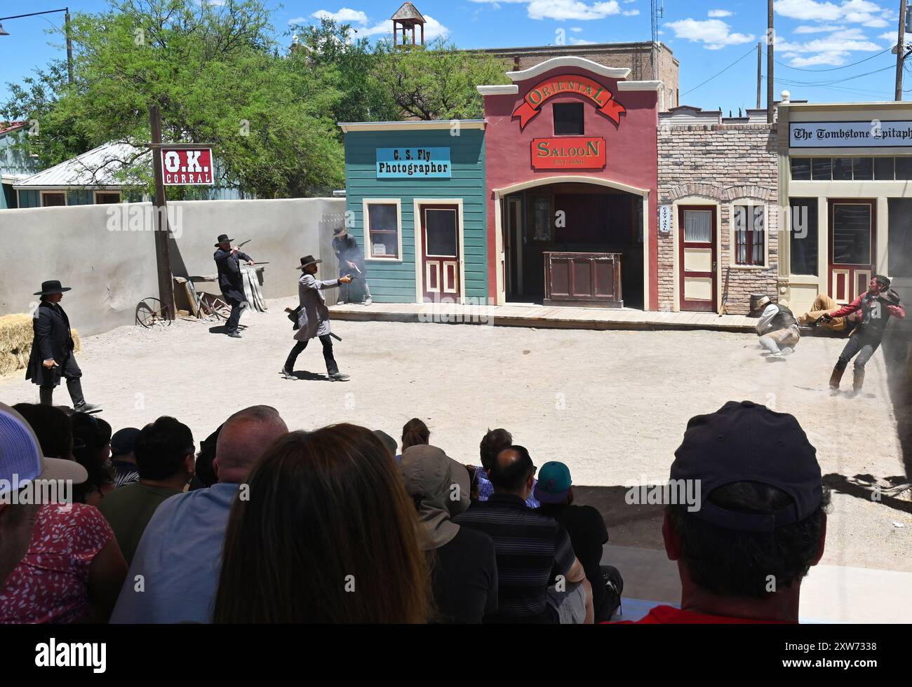 USA. ARIZONA. GRABSTEIN. SCHAUSPIELER, DIE DAS DUELL MIT DEN EARP BROTHERS UND DEN MCLAURY BROTHERS AM 26. OKTOBER 1881 IN OK CORRAL NACHSPIELEN. Stockfoto