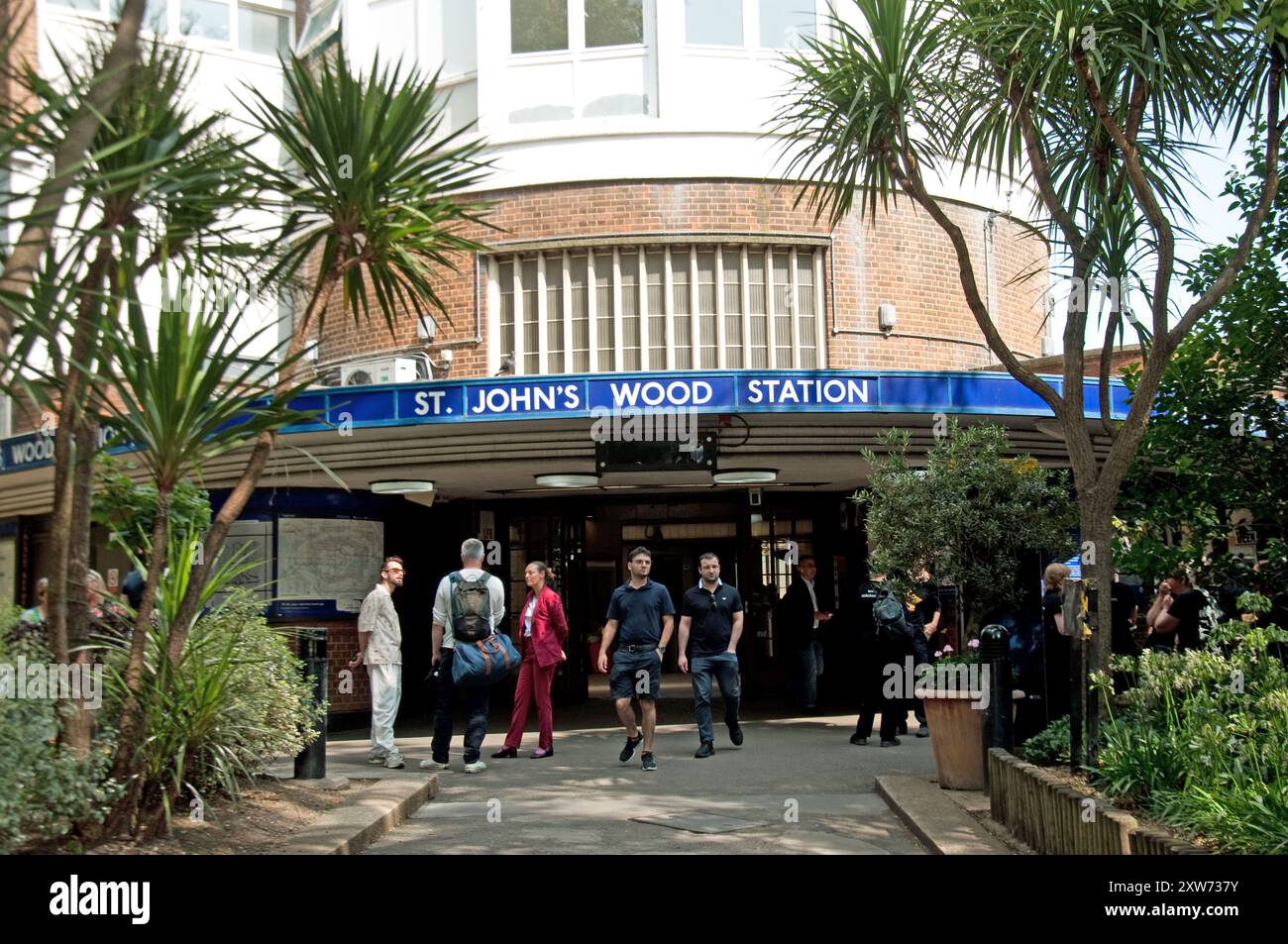 St John's Wood U-Bahnstation, St John's Wood, London, England, Großbritannien - attraktiver Eingang zur U-Bahnstation mit Palmen und hübschen Ga Stockfoto