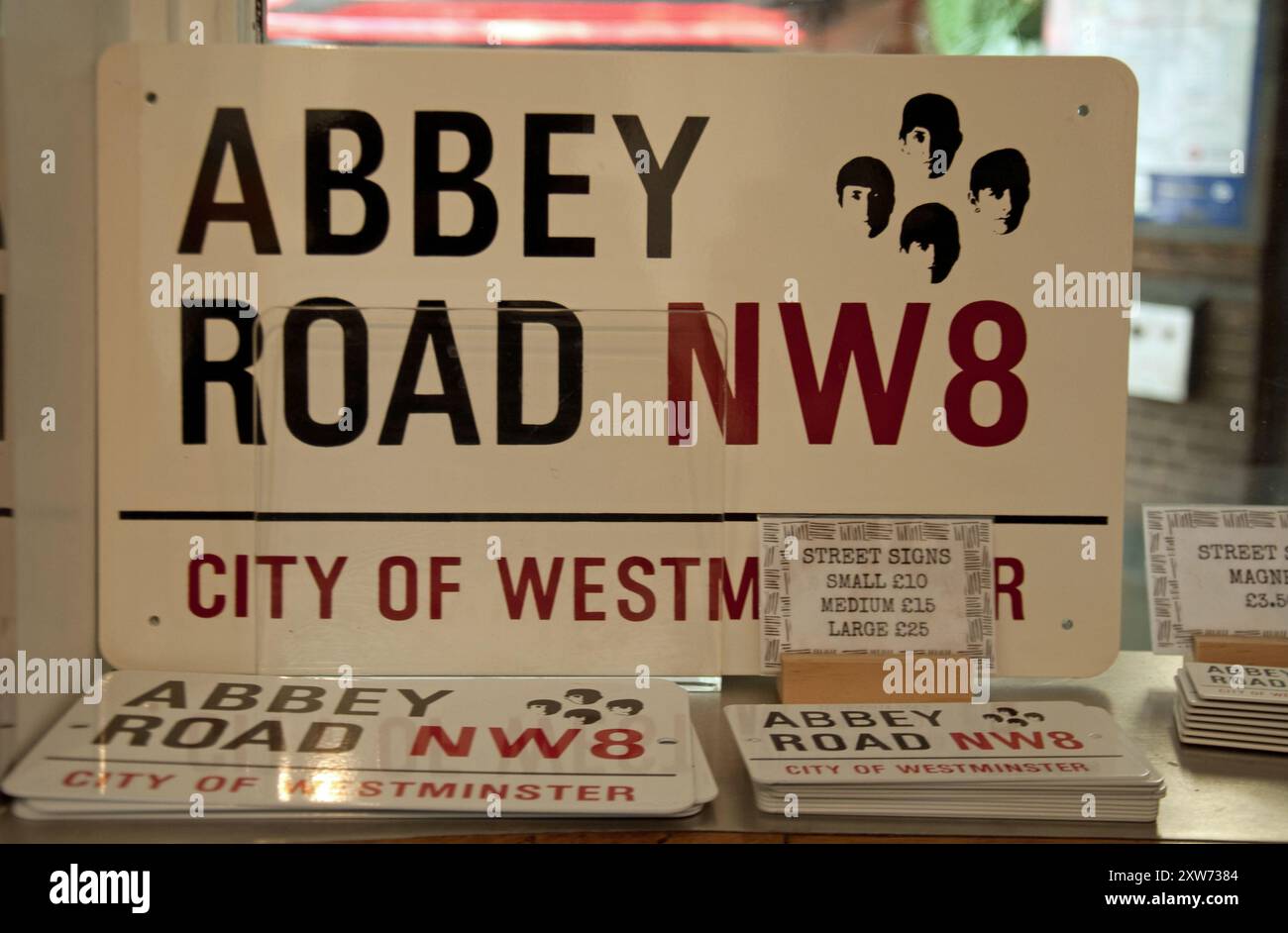 Abbey Road Street Schild, Beatles Coffee Shop, St John's Wood U-Bahnstation, St John's Wood, London, England, Großbritannien Stockfoto
