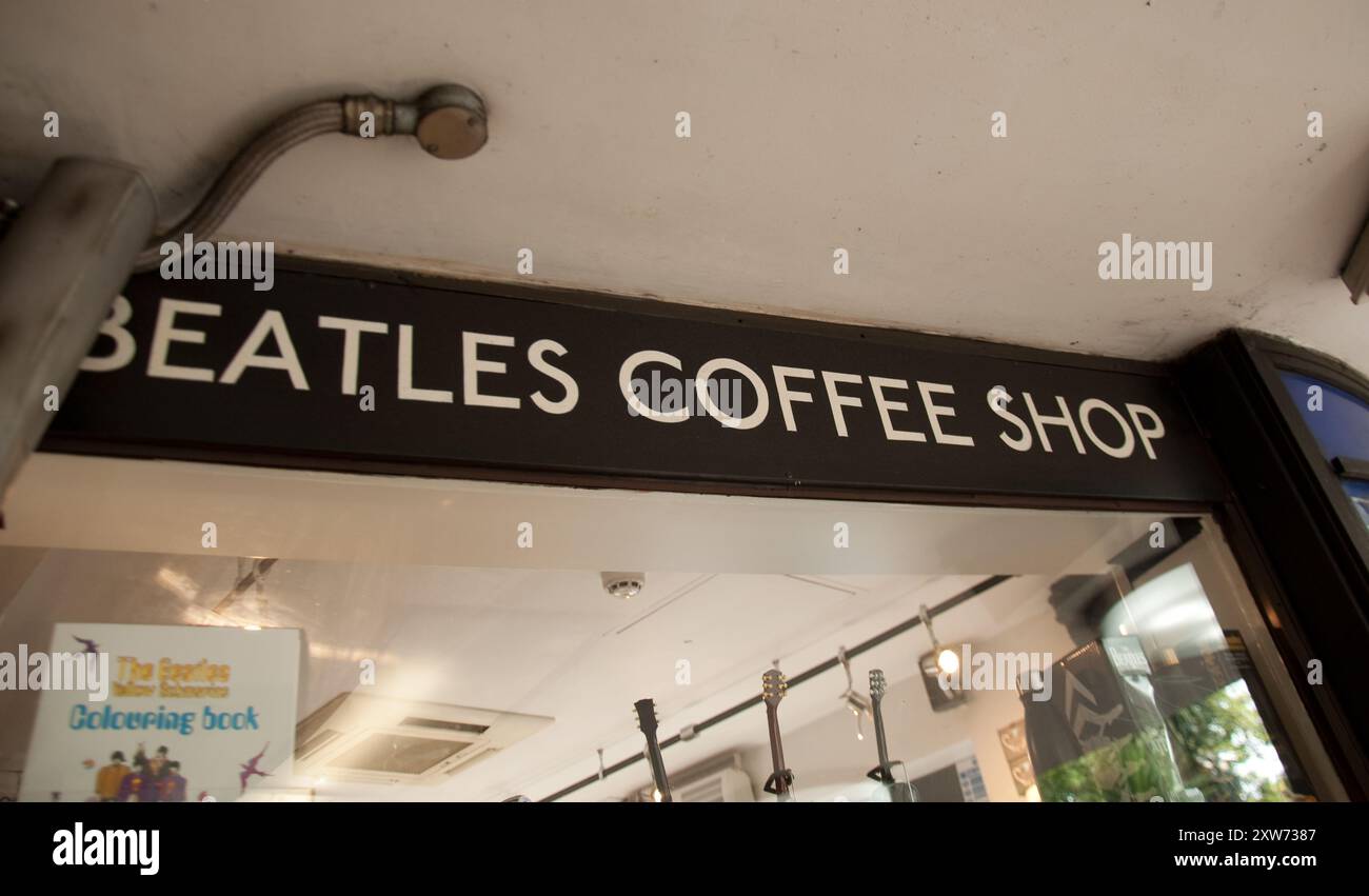 Beatles Coffee Shop, St John's Wood U-Bahnstation, St John's Wood, London, England, UK - Abbey Road ist sehr nah am Bahnhof und dem Kaffee Stockfoto