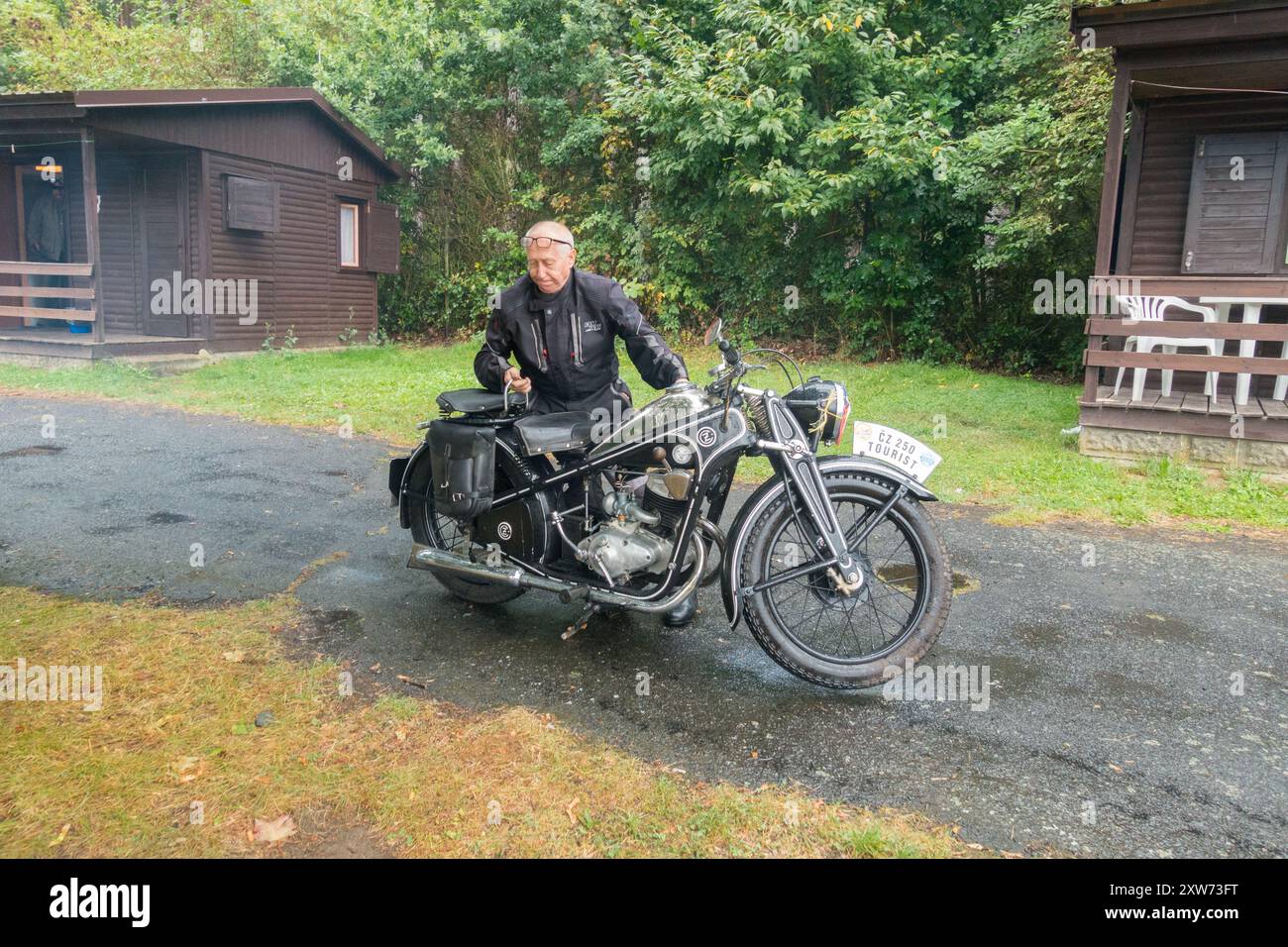 CZ 250 Tourist - 1935, Alter Senior Mann auf CZ Motorrad Veteran Stockfoto