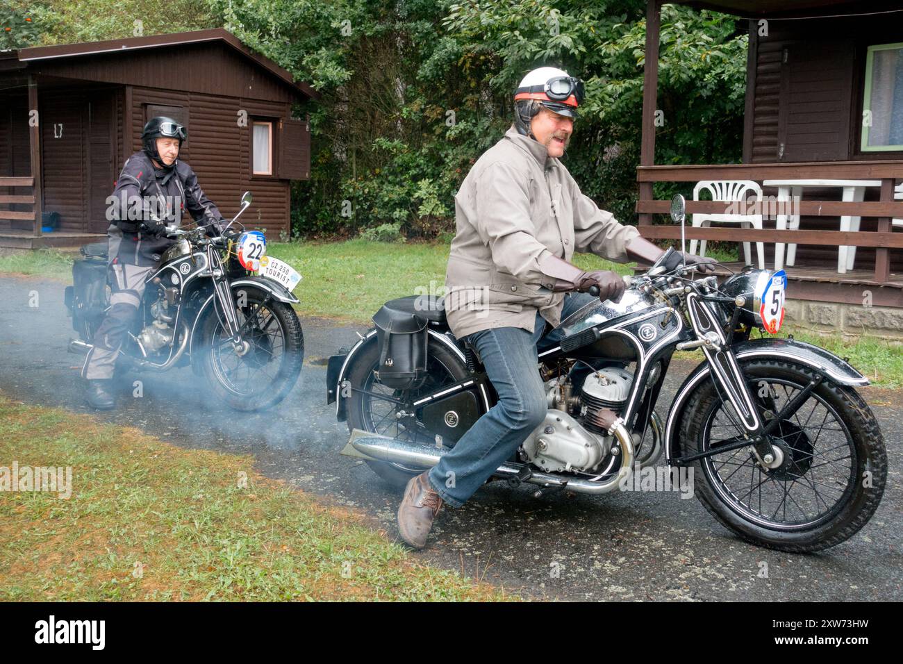 CZ 250 Tourist - 1935, CZ 500 - 1940 zwei ältere Männer auf CZ Motorrad Veteran Stockfoto