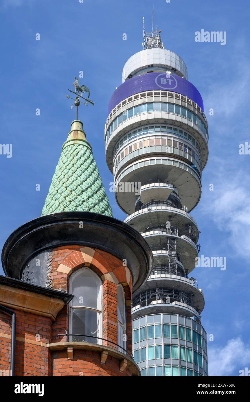 London, Großbritannien. BT Tower (1964 - früher Post Office Tower) in Fitzrovia, von der Foley Street aus gesehen mit dem Turm des King and Queen Pub Stockfoto