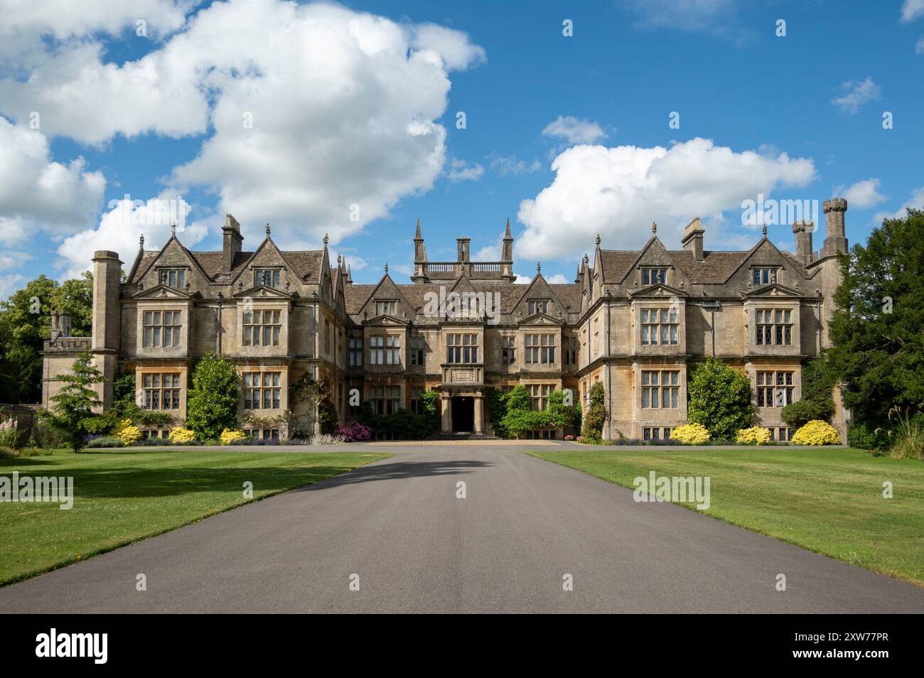 Corsham Court, Grade I, ein privates Herrenhaus in Corsham, Wiltshire, England. Südfront des ursprünglichen elisabethanischen Herrenhauses mit vorstehenden Flügeln im elisabethanischen Stil, entworfen von Lancelot 'Capability' Brown im Jahr 1761-64, um eine neue Bildergalerie für die umfangreiche Kunstsammlung der Familie Methuen zu integrieren. Stockfoto