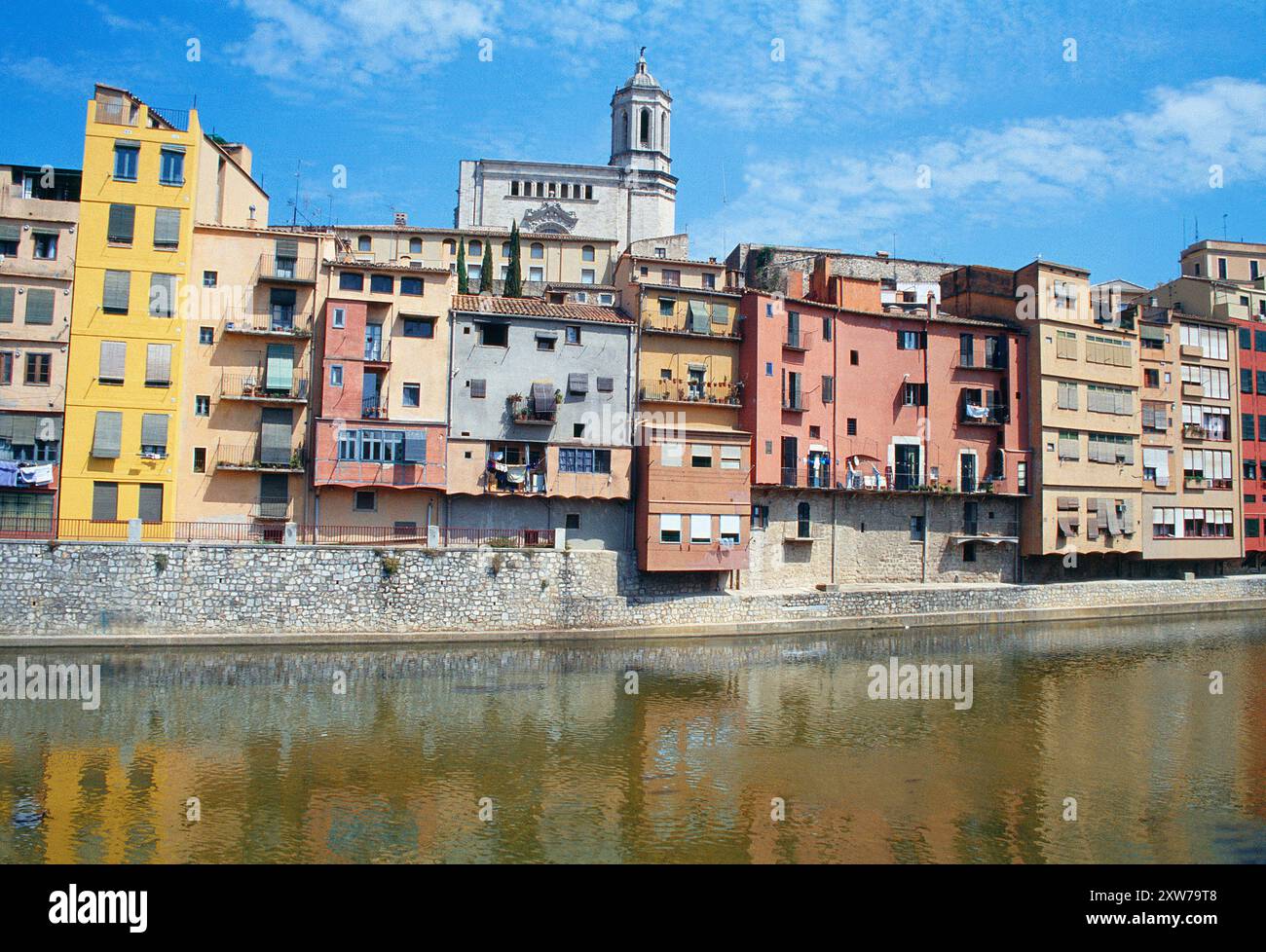 Altstadt und Fluss Onyar. Girona, Katalonien, Spanien. Stockfoto