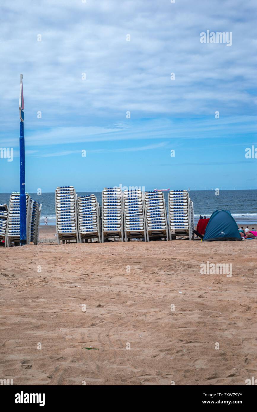 Scheveningen Beach in den Haag, Niederlande, ist ein beliebter Badeort mit einem langen Sandstrand, einem Pier und einer lebhaften Esplanade. Es ist perfekt für Wat Stockfoto