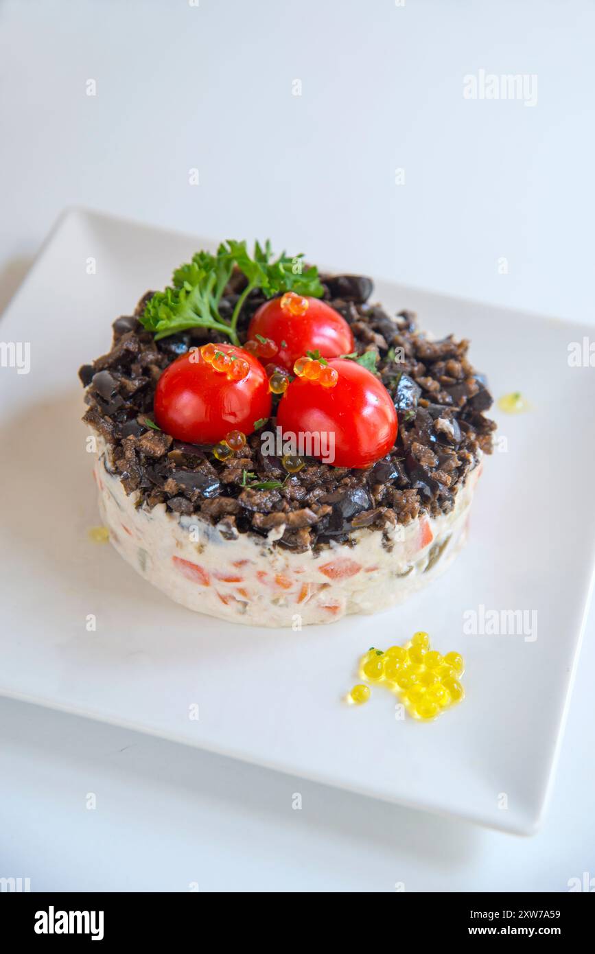 Russischer Salat Kuchen mit Perlen von Olivenöl. Stockfoto