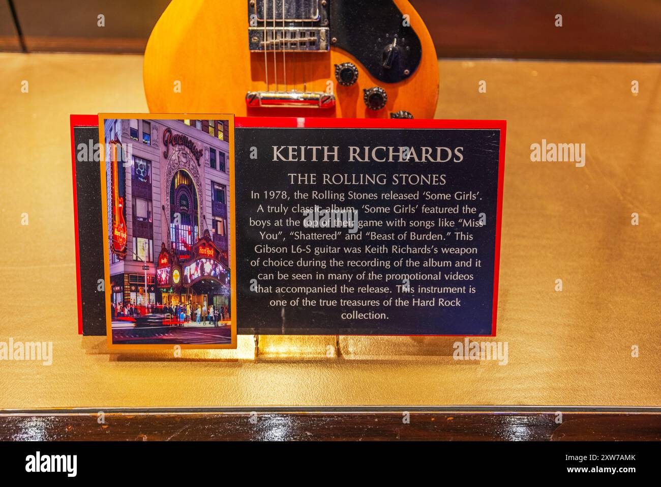 Nahaufnahme der Plaque unter Keith Richards' Gitarre im Hard Rock Cafe in Manhattan, mit einer Plaque, die die Veröffentlichung von „Some Girls“ im Jahr 1978 und weitere Details zeigt Stockfoto