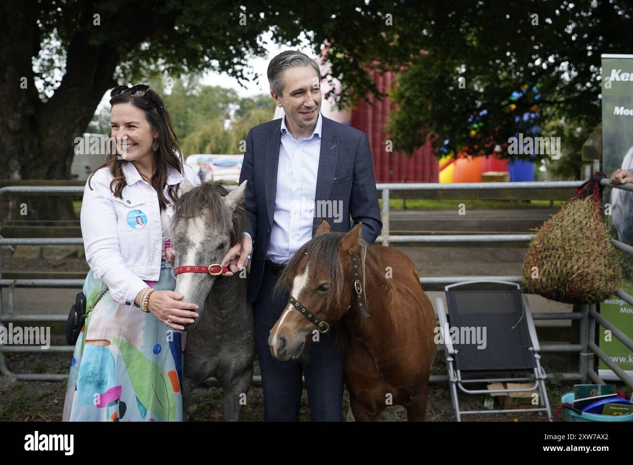 Catherine Callaghan, die im Wahlkreis Carlow Kilkenny mit Taoiseach Simon Harris antritt, posiert für ein Foto mit einem Kerry Bog Ponys während eines Besuchs der Tullow Agricultural Show in Carlow. Bilddatum: Sonntag, 18. August 2024. Stockfoto