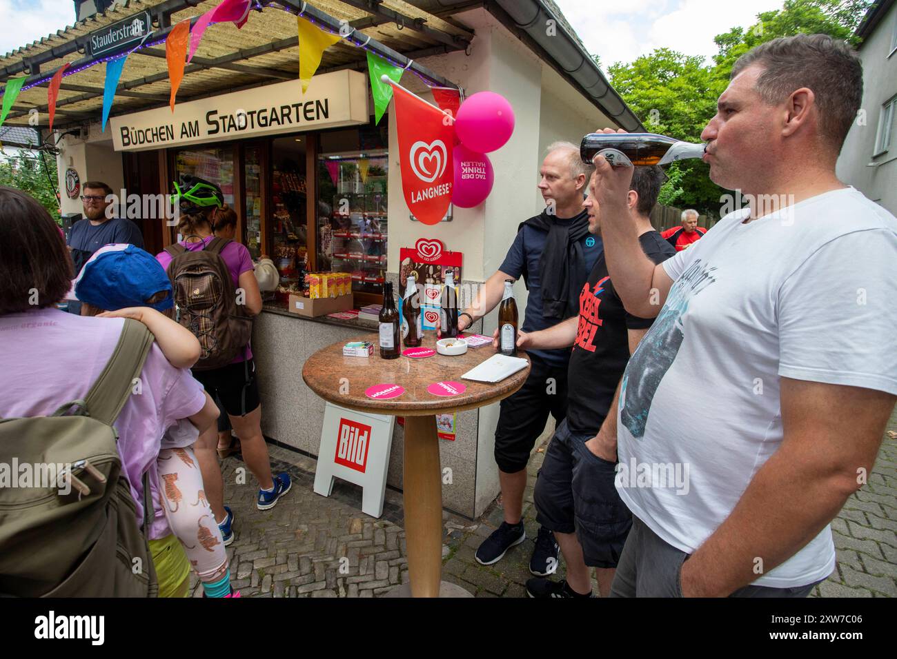 Tag der Trinkhallen im Ruhrgebiet. 17.08.2024, EU, DEU, Deutschland, Nordrhein-Westfalen, Bochum: 2021 wurden die Trinkhallen des Ruhrgebiets zum immateriellen Kulturerbe erklärt. Deshalb fand zum vierten Mal der Tag der Trinkhallen in 25 Ruhrgebitsstätten statt. An sogenannten Programmbuden fanden kulturelle Veranstaltungen statt die von der Ruhr Tourismus GmbH organisiert und finanziert wird. Büdchen am Stadtgarten Parkstraße 24. EU, DEU, Deutschland, Nordrhein-Westfalen, Bochum: 2021 die Trinkhallen des Ruhrgebiets wurden zum immateriellen Kulturerbe erklärt. Deshalb ist der Tag des Getränks Stockfoto