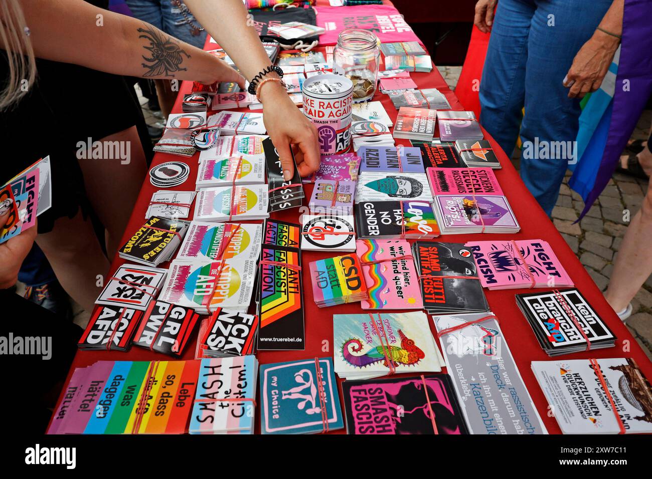 17.08.2024 CSD Darmstadt Motto schillernd gegen Schund mit Demonstration After Show Party Happy Pride Darmstadt Bühnenprogramm Veranstaltung für LGBTQI-Menschen Schirmherr-in Tessa Ganserer MDB und Hanno Benz ob Stand mit Aufkleber Darmstadt Hessen Deutschland *** 17 08 2024 CSD Darmstadt Motto schillernd gegen Schund mit Demonstration After Show Party Happy Pride Darmstadt Bühnenprogramm Event für LGBTQI People Patron in Tessa Ganserer MDB und Hanno Benz ob Stand mit Aufkleber Darmstadt Hessen Deutschland Stockfoto