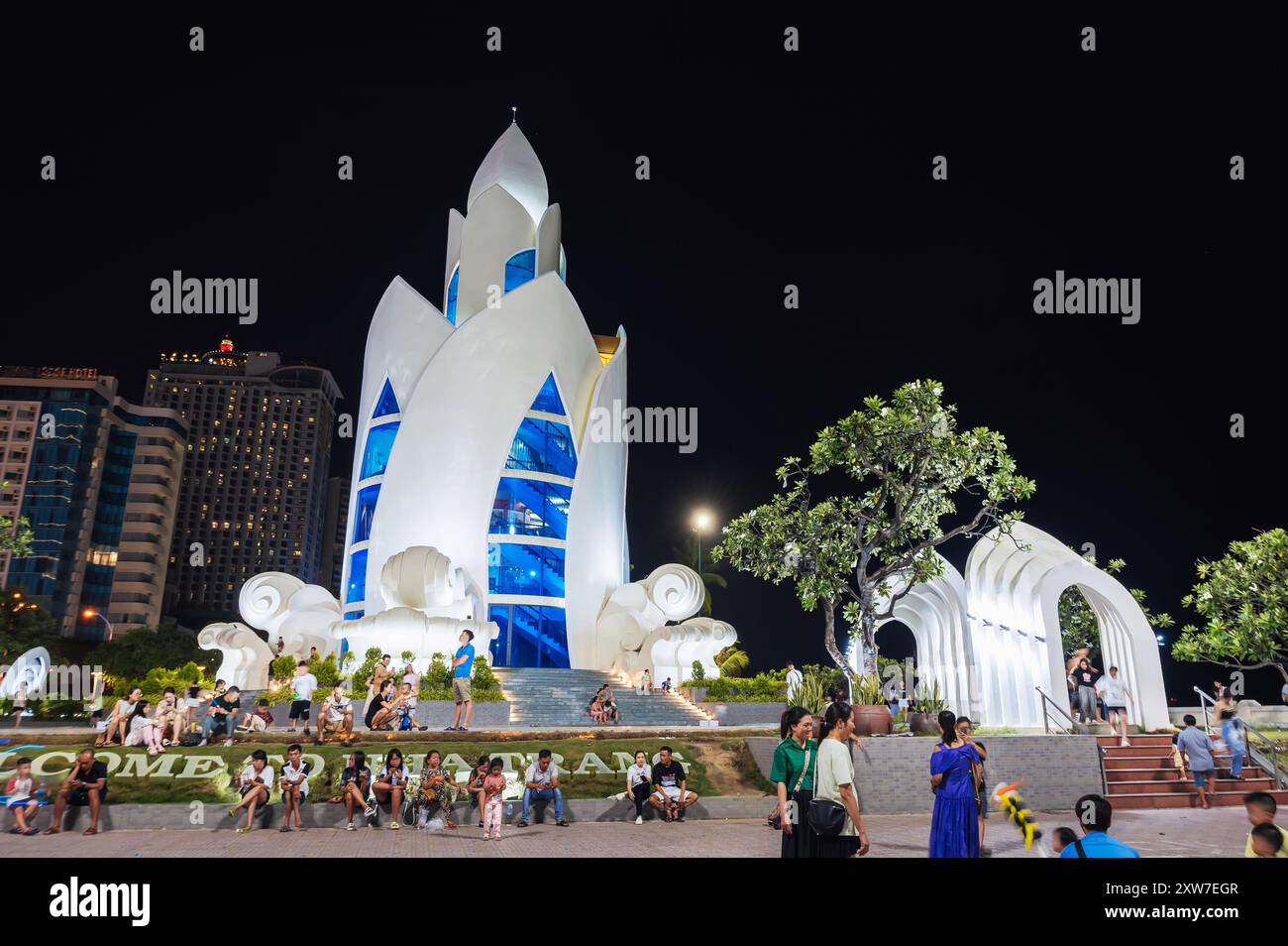 Lotus Thap Tram Huong Tower auf dem zentralen Platz in Nha Trang Stadt bei Nacht. Nha Trang, Vietnam - 24. Juli 2024 Stockfoto