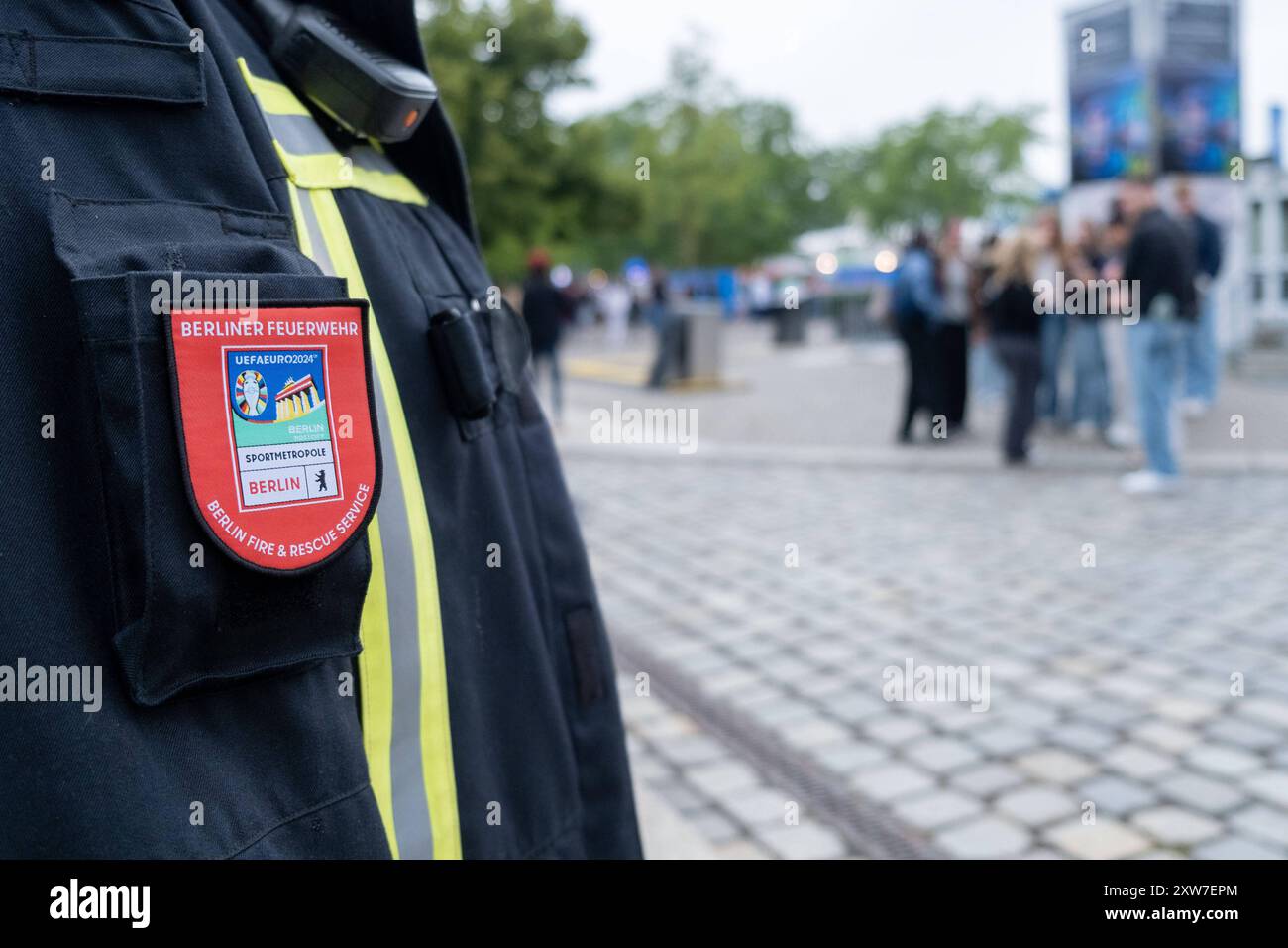 Einsatzkräfte der Berliner Feuerwehr bei der Begehung des Geländes der Fanzone nahe dem Brandenburger Tor anlässlich des Eröffnungsspiels zur UEFA EURO 2024. Die Berliner Feuerwehr hat für die Einsatzkräfte ein spezielles Patch zur Europameisterschaft entworfen. / Feuerwehrleute der Berliner Feuerwehr bei der Inspektion des Fanzone nahe dem Brandenburger Tor anlässlich des Eröffnungsspiels der UEFA EURO 2024. Die Berliner Feuerwehr hat für die Europameisterschaft einen speziellen Patch für den Rettungsdienst entworfen. Berliner Feuerwehr im Einsatz bei der Fußball-Europamei Stockfoto