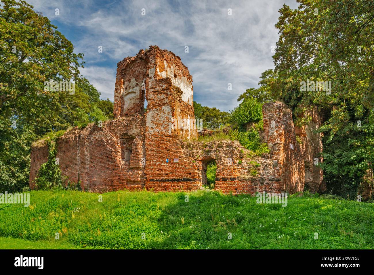 Ruinen der mittelalterlichen Burg aus dem 14. Jahrhundert in Milicz, Tal des Barycz, Woiwodschaft Niederschlesien, Polen Stockfoto