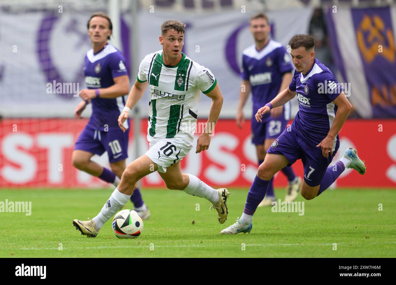 17. August 2024, Sachsen, Aue: Fußball: DFB-Cup, FC Erzgebirge Aue - Borussia Mönchengladbach, 1. Runde, Erzgebirgsstadion, Mönchengladbacher Philipp Sander (l) gegen Aues Sean Seitz. Foto: Robert Michael/dpa Stockfoto