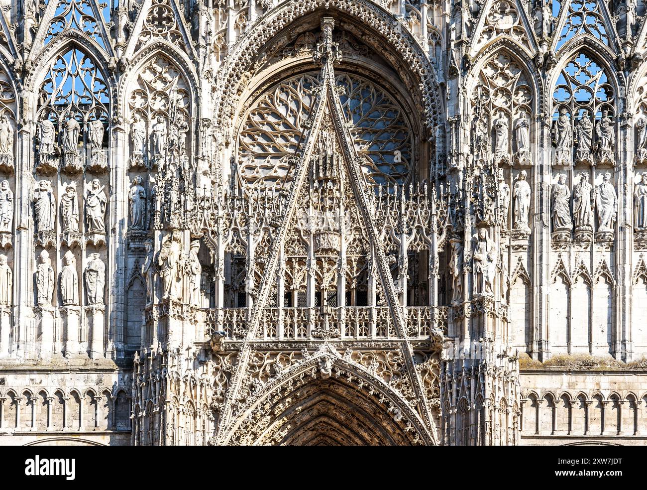 Die Fassade der schönen Kathedrale von Rouen, auch Kathedrale von Notre-Dame genannt, im gotischen Stil, reich dekoriert, im Stadtzentrum von Rouen, Normandie, Frankreich Stockfoto