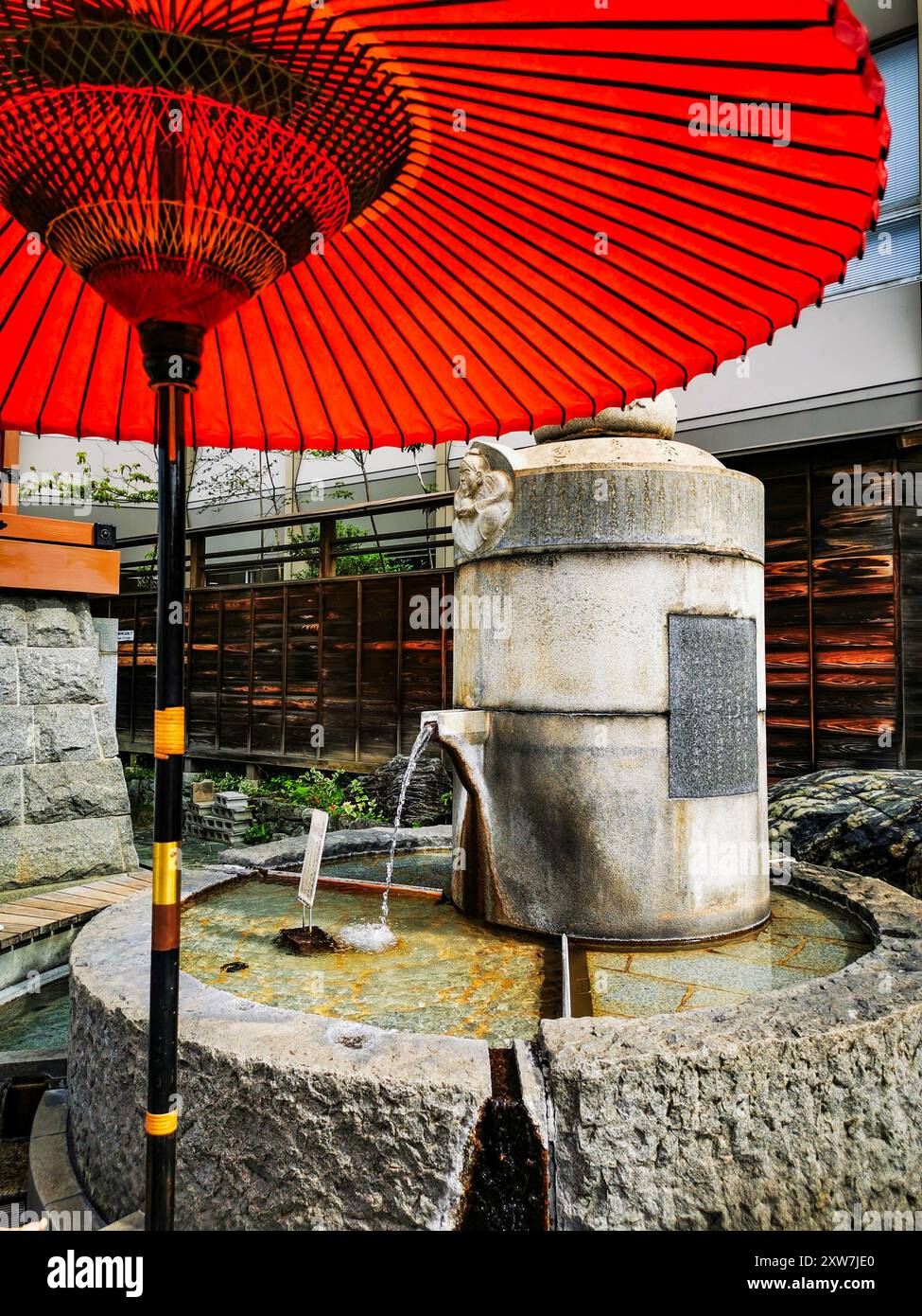 Alte heiße Quelle Hojo-en Brunnen für Fußbäder in Dogo Yunomachi, Matsuyama Stadtzentrum, Shikoku Region, Japan Stockfoto