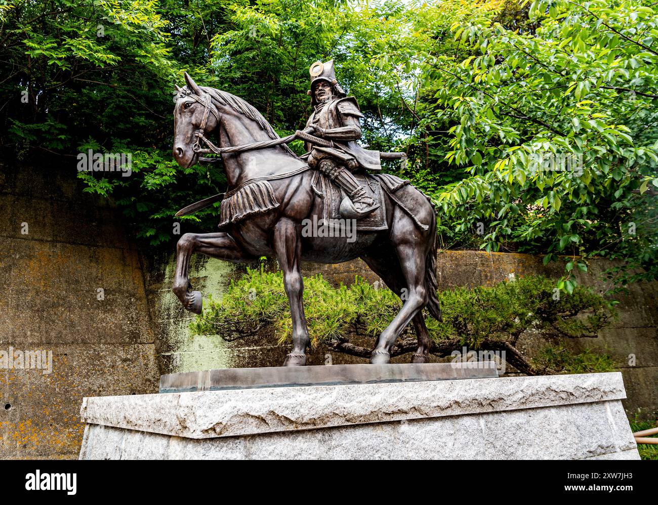 Statue des Feudalherrn Kato Yoshiaki, Gründer der Burg Matsuyama, am Shinonome-Guchi-Pfad zur Burg Matsuyama im Stadtzentrum von Matsuyama, Shikoku, Japan Stockfoto