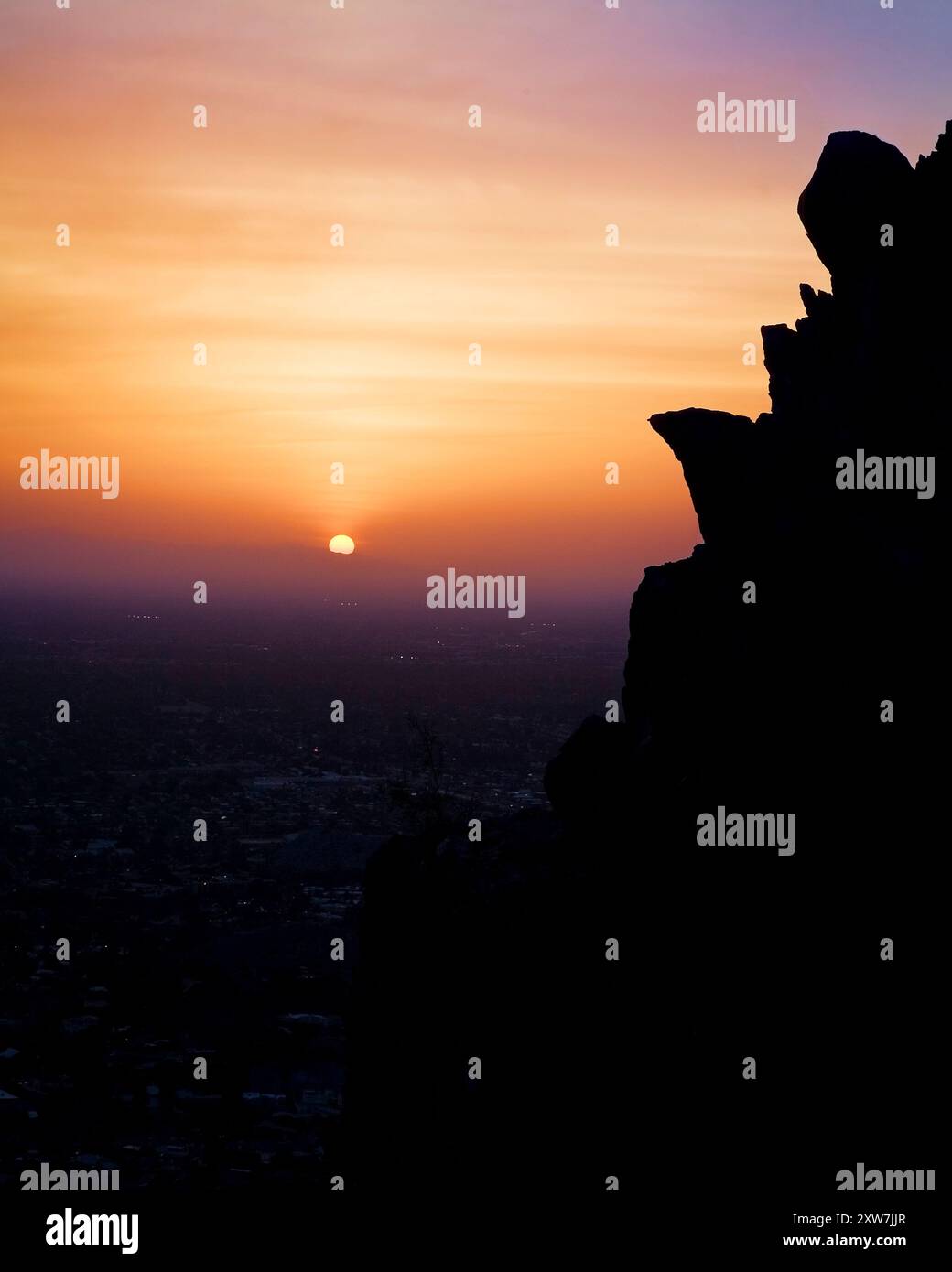 Die Golden Hour strahlt beim Sonnenuntergang von den Höhen des Piestewa Peak, Arizona, ein warmes Leuchten über Phoenix aus. Stockfoto