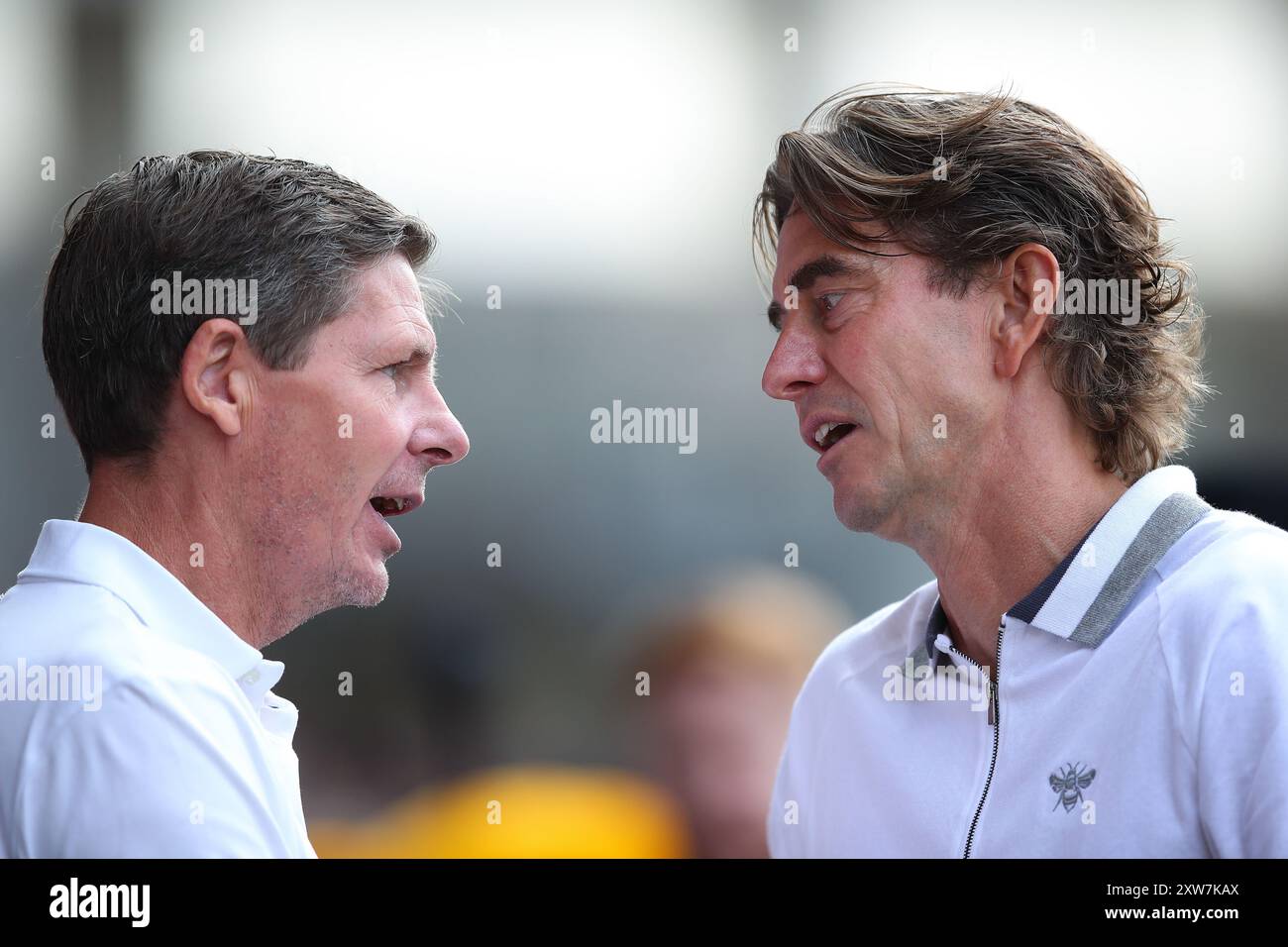 Die beiden Manager Oliver Glasner Manager von Crystal Palace (links) und Thomas Frank Manager von Brentford (rechts) treffen sich vor dem Premier League Spiel Brentford gegen Crystal Palace im Gtech Community Stadium, London, Großbritannien, 18. August 2024 (Foto: Gareth Evans/News Images) Stockfoto