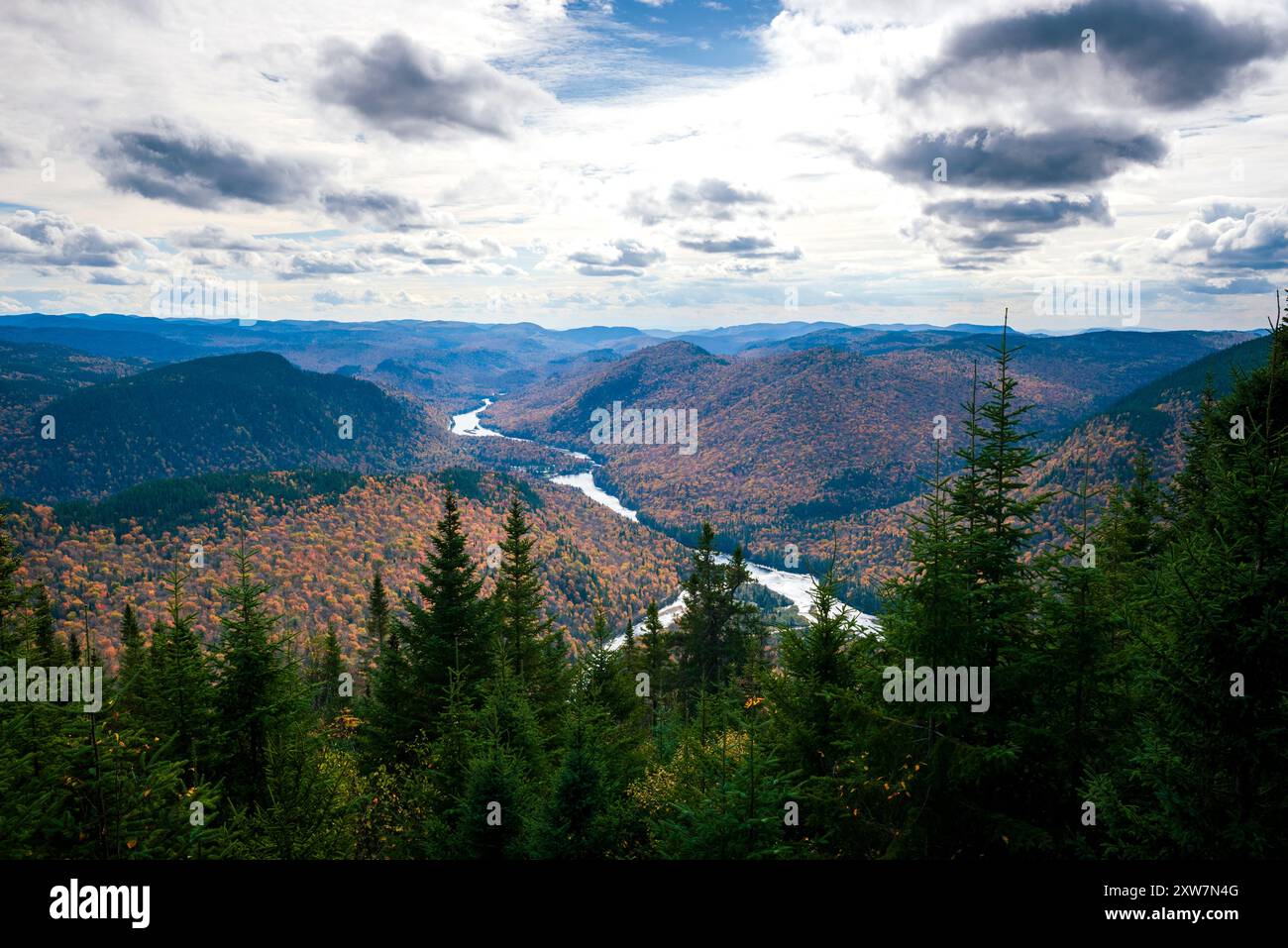 Blick auf den Fluss Jacques cartier vom Aussichtspunkt der Wölfe Stockfoto