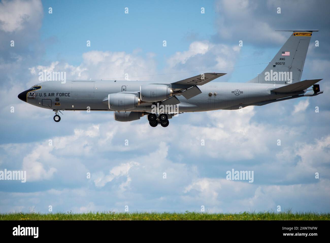 Ein Flugzeug der KC-135 bereitet sich auf die Landung auf dem internationalen Flughafen Pittsburgh vor, in dem sich der 171st Air Tanking befindet, nach einem Orientierungsflug für die civ Stockfoto