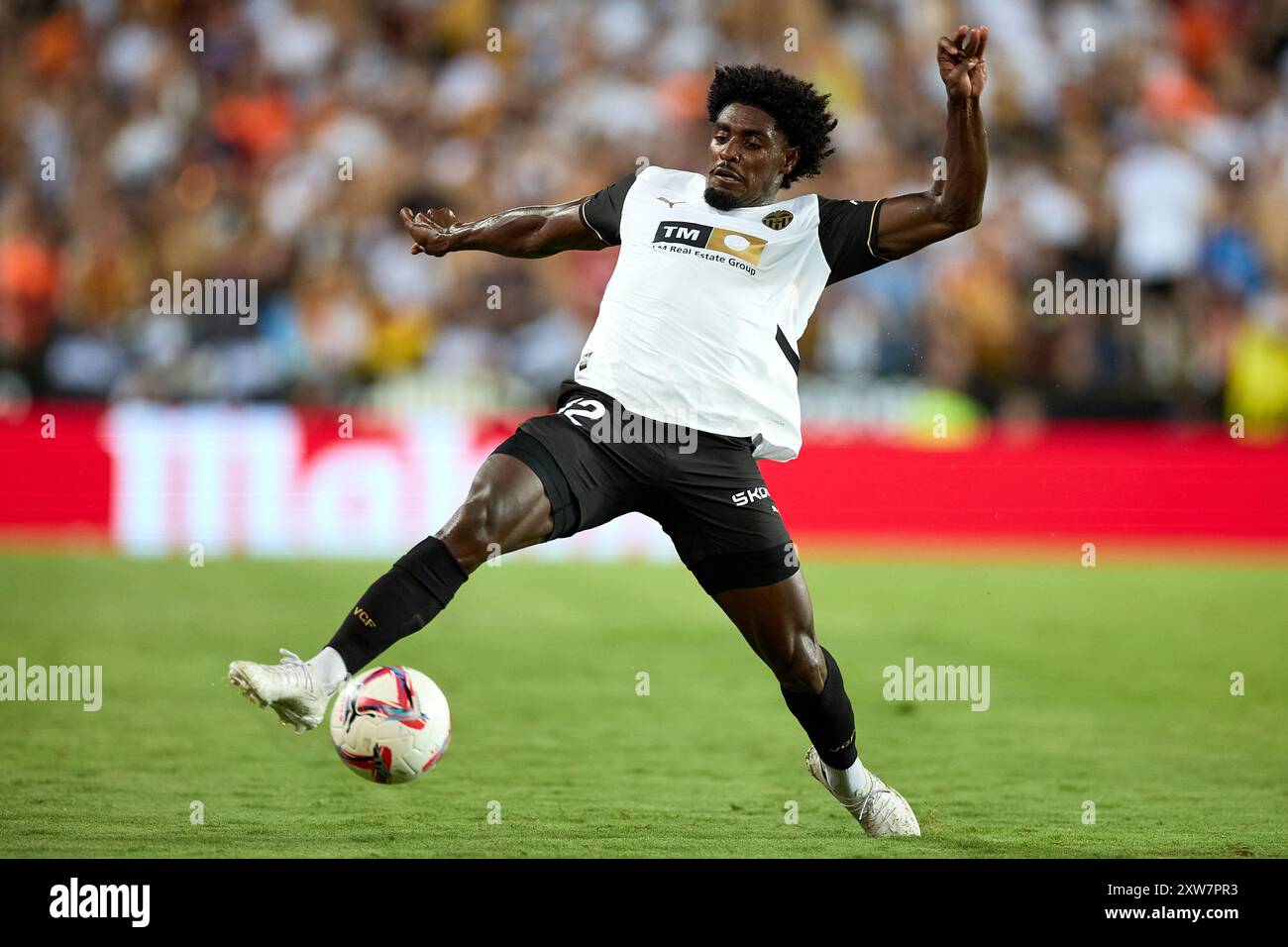 Thierry Correia von Valencia CF kontrolliert den Ball während des Spiels der La Liga zwischen Valencia CF und FC Barcelona im Estadio Mestalla am 17. August 2024 in Valencia Stockfoto