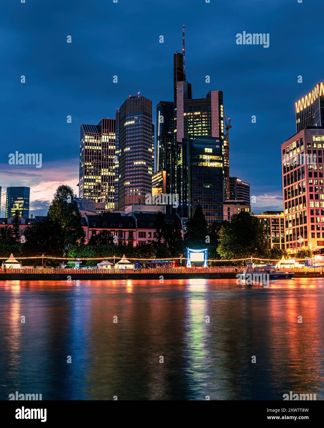 Frankfurt am Main Nacht Fluss Lichter Schönheit Hintergrund. Hochwertige Fotos Stockfoto