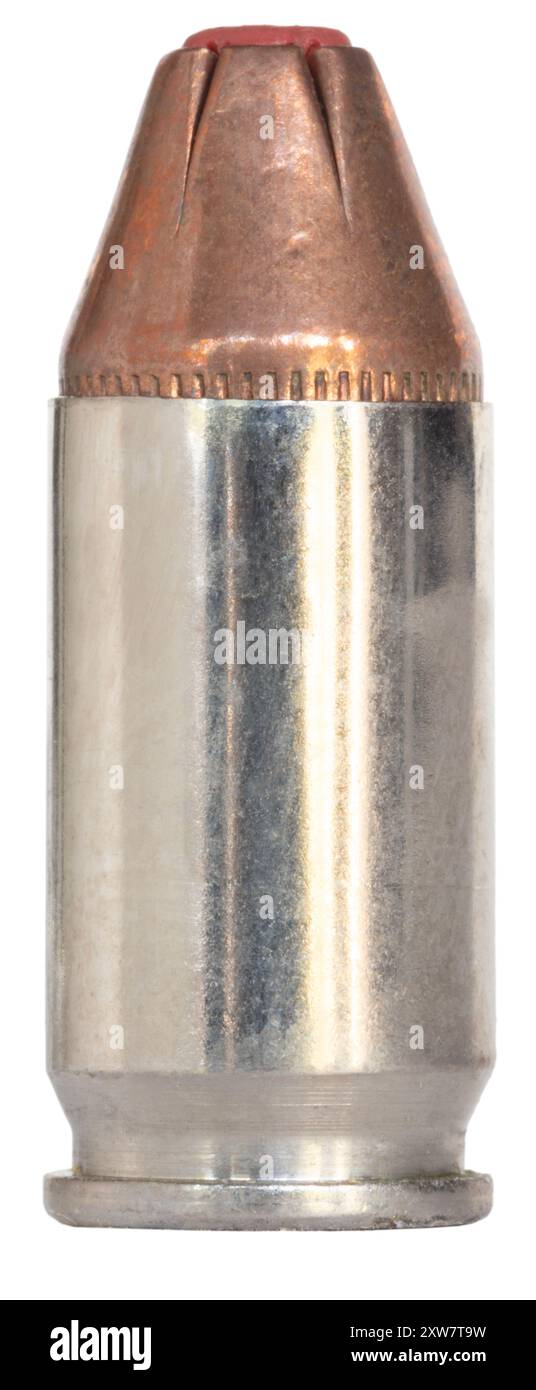 Kupferkugel mit roter Polymerspitze auf einer Kartusche für eine halbautomatische Pistole des Kalibers 380. Stockfoto Kupferkugel mit roter Polymerspitze auf einer Kartusche für eine halbautomatische Pistole des Kalibers 380. Stockfoto