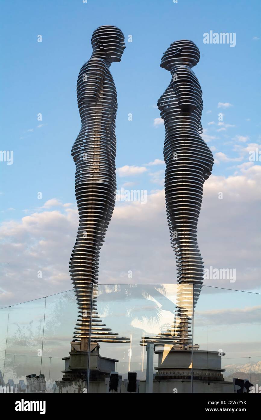 BATUMI, GEORGIA – 20. APRIL 2022: Bewegliche Metallskulptur Ali and Nino (alter Name: Mann und Frau) von Tamara Kvesitadze in Batumi, Georgia. Stockfoto