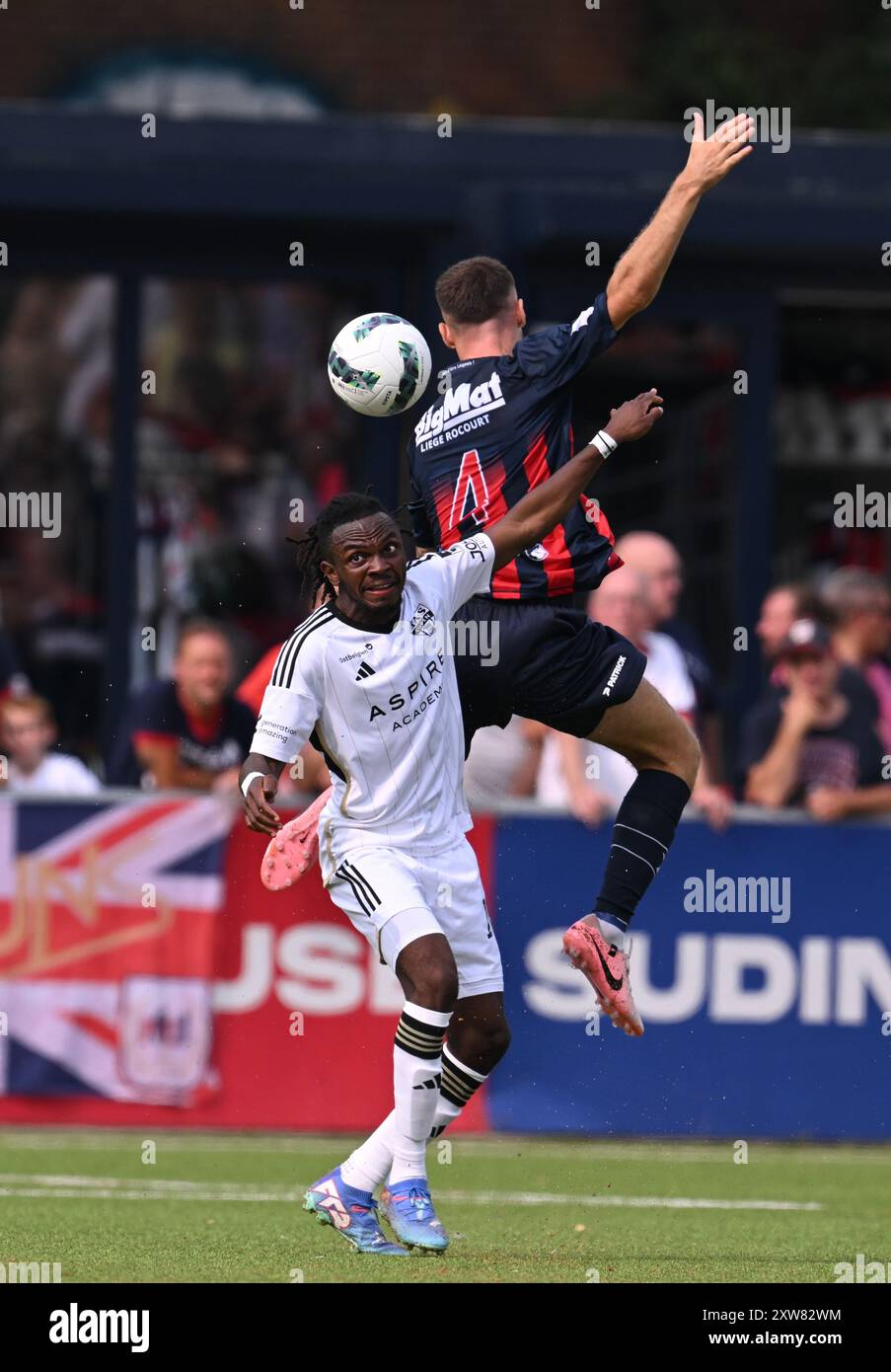 Lüttich, Belgien. August 2024. Eupens Regan Evans Charles-Cook und Jordan Bustin aus Lüttich kämpfen um den Ball während eines Fußballspiels zwischen RFC Lüttich und KAS Eupen in Lüttich am ersten Tag der zweiten Liga der Challenger Pro League 2023-2024 1B der belgischen Meisterschaft, Sonntag, den 18. August 2024. BELGA FOTO JOHN THYS Credit: Belga News Agency/Alamy Live News Stockfoto