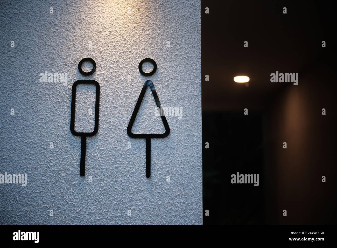 Minimalistisch moderne Toilettenschilder für Männer und Frauen in öffentlichen Bereichen Stockfoto