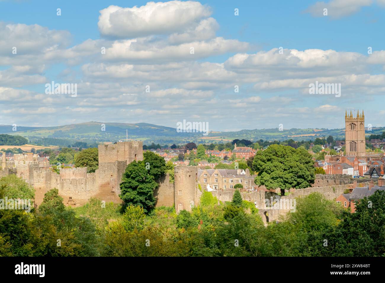 Ludlow Stadt in Shropshire, Großbritannien an einem Sommertag aus erhöhter Position mit Schloss und Kirche Stockfoto